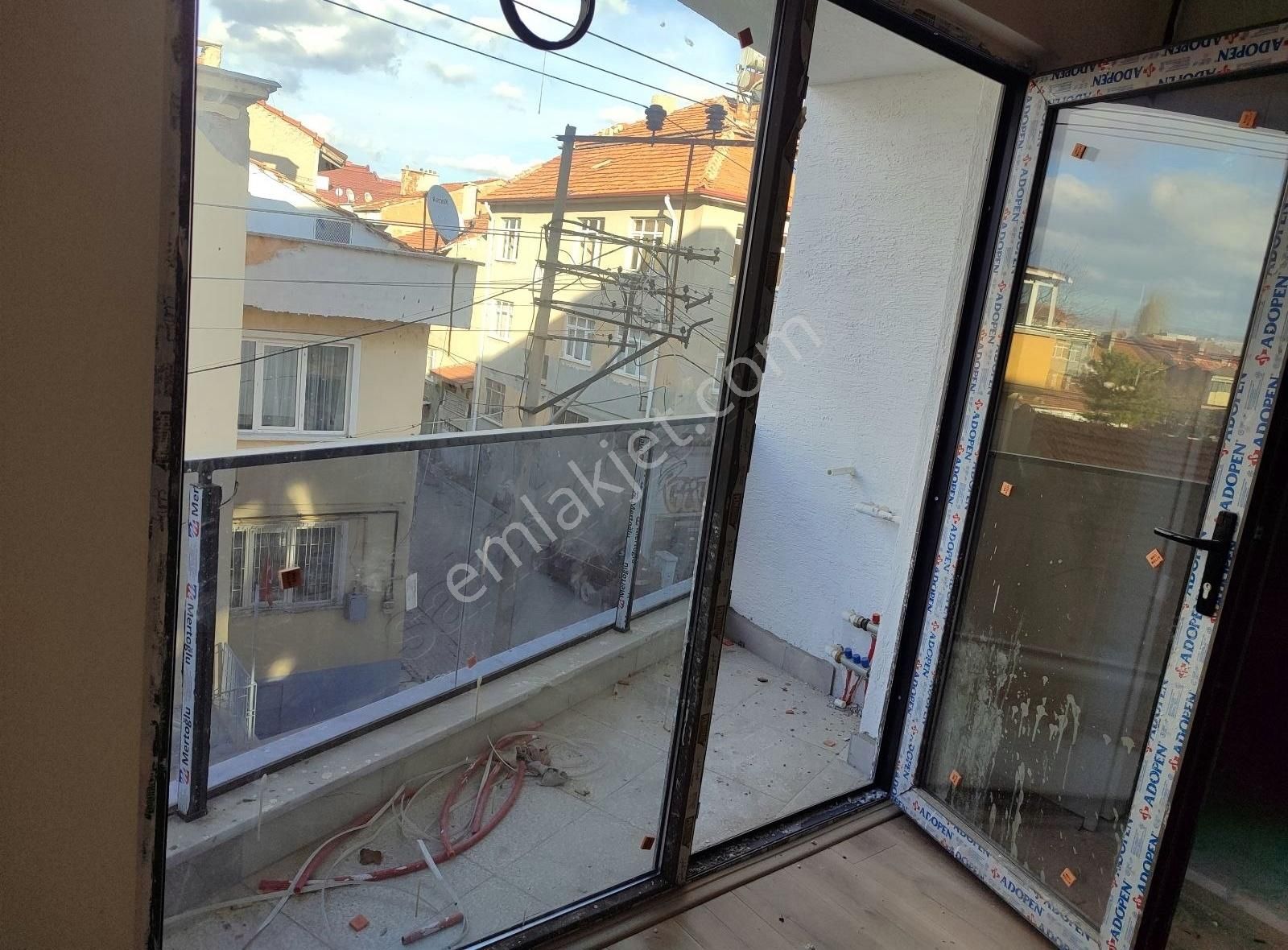 Asel'den Balkonlu 1+1 Geniş(65 M2) Arakat Asansör+garaj - Görsel 2