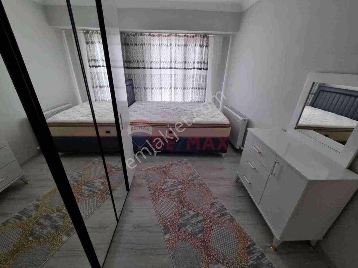 Karasu Aziziye Kiralık Daire Re/max Mavi'den Havuzlu Sitede Ara Kat 2+1 Eşyalı Kiralık Daire