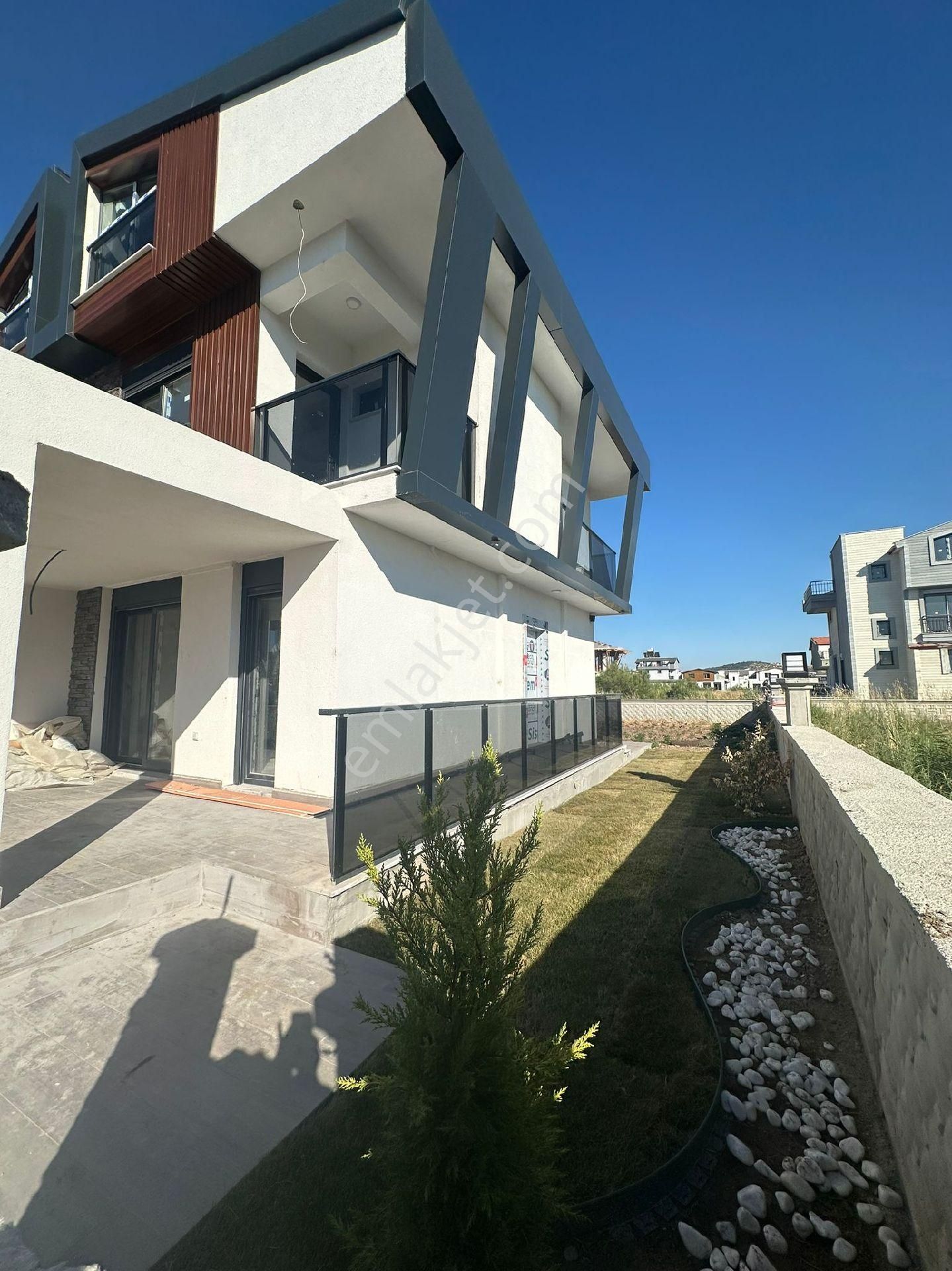 Dikili Ümmetoğlu'ndan 4+1 Ultra Lüks 2 Adet İkiz Nizam Ferah Bahçeli Villa - Görsel 6