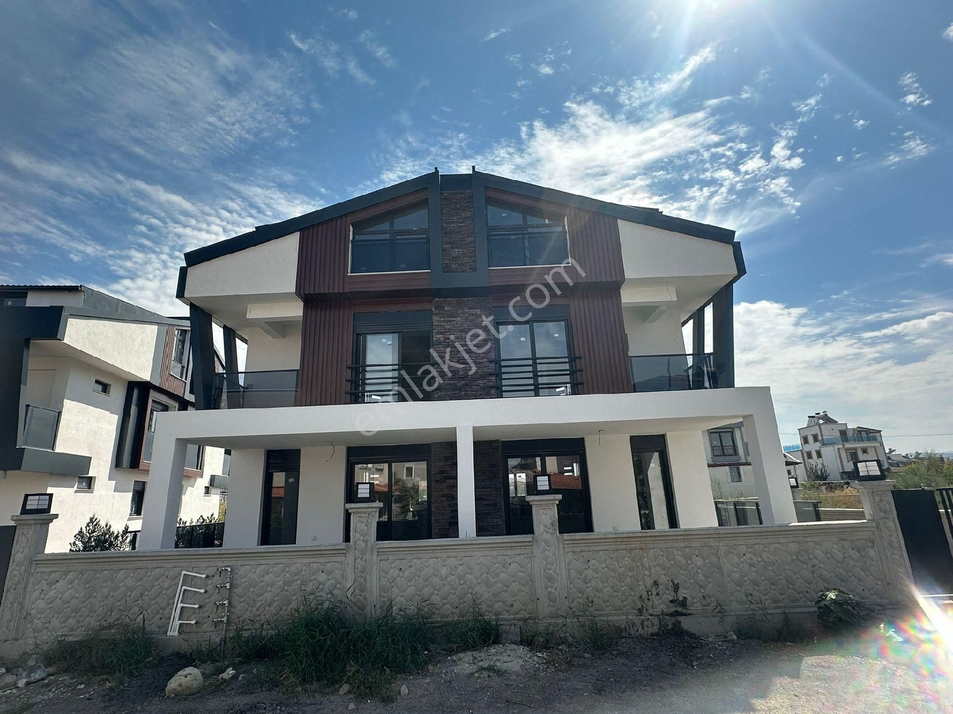 Dikili Ümmetoğlu'ndan 4+1 Ultra Lüks 2 Adet İkiz Nizam Ferah Bahçeli Villa - Görsel 9