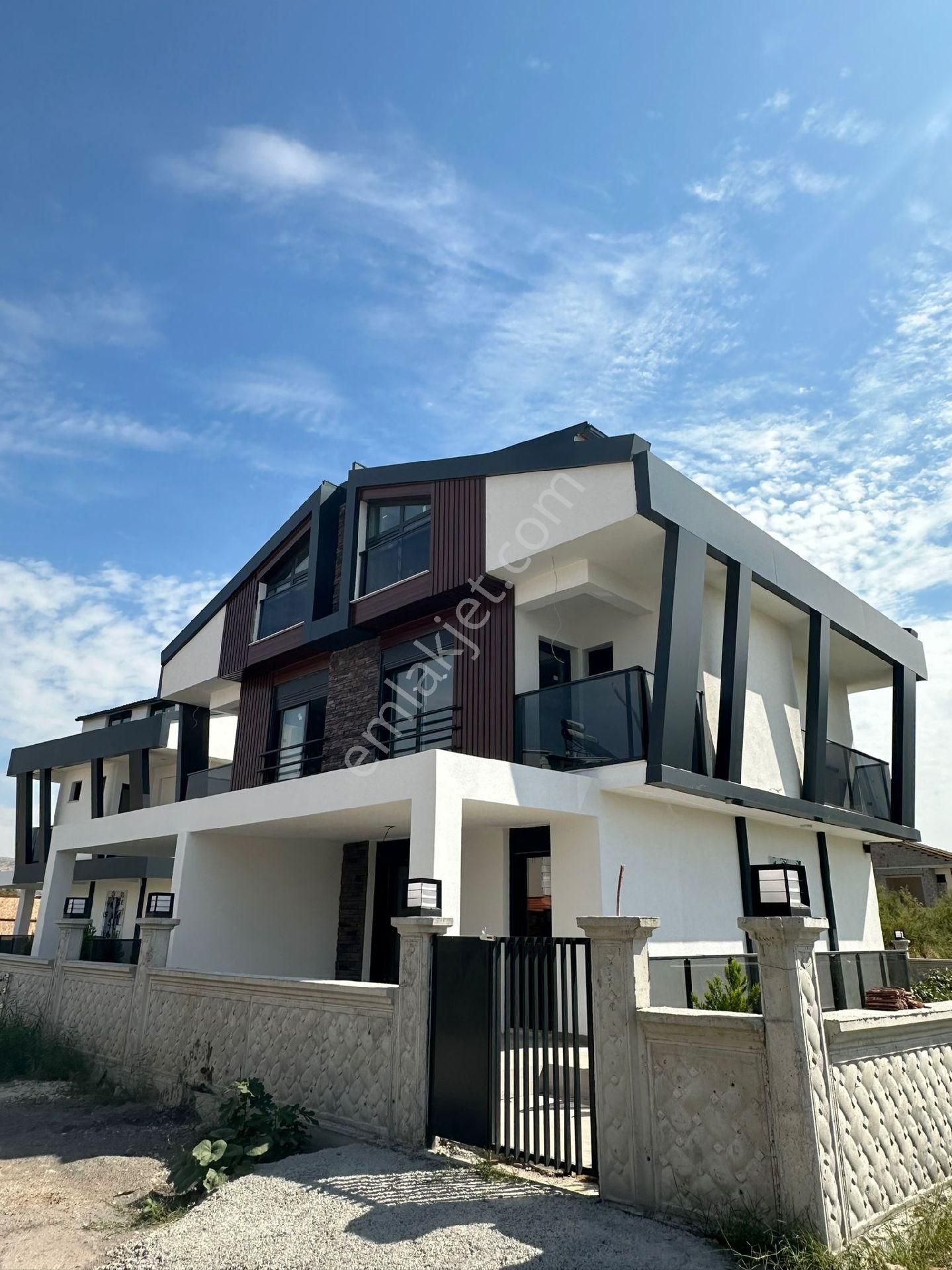 Dikili Ümmetoğlu'ndan 4+1 Ultra Lüks 2 Adet İkiz Nizam Ferah Bahçeli Villa - Görsel 8