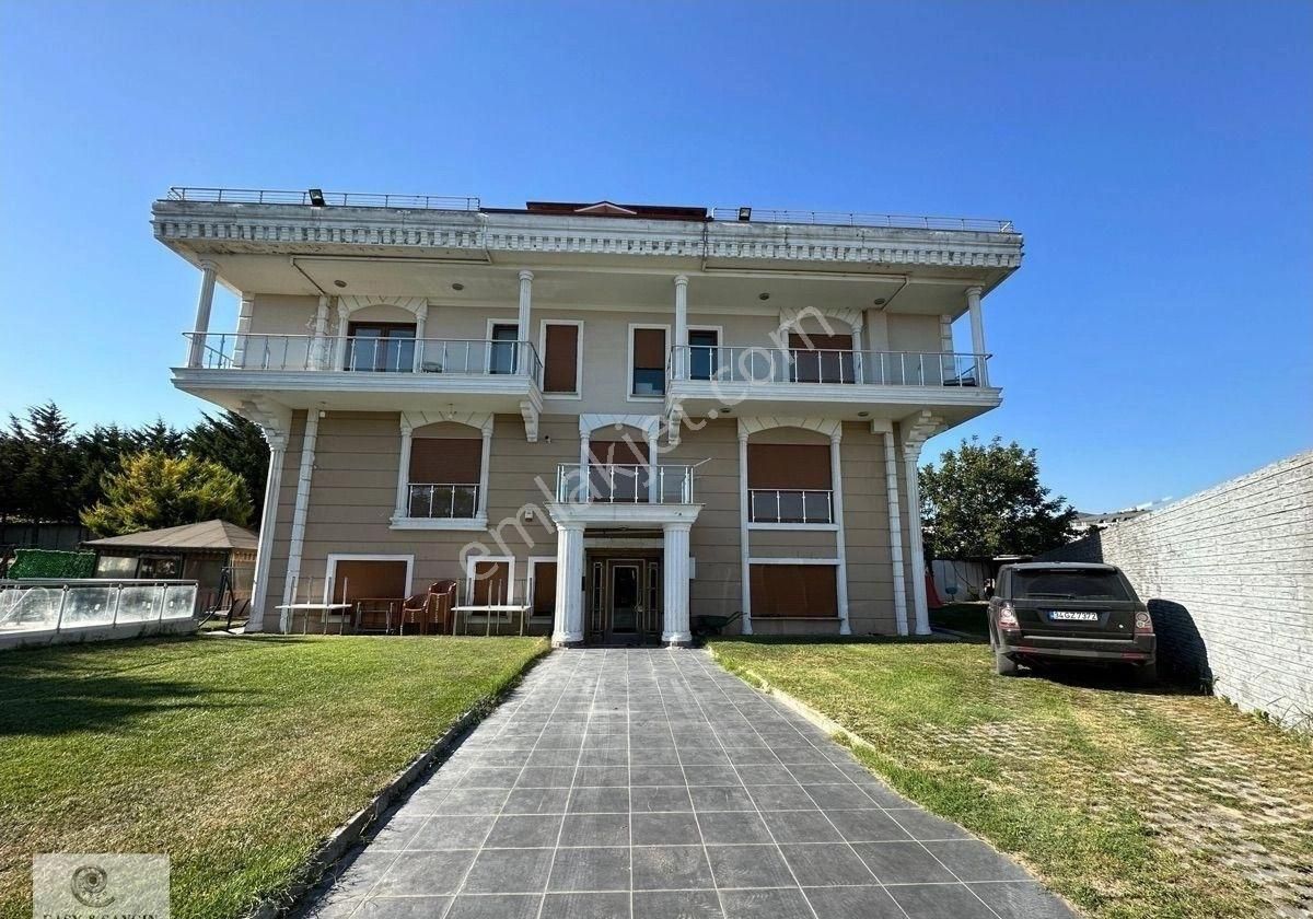 Beylikdüzü Kavaklı Satılık Villa Gürpınar'da Deniz Manzaralı Villa