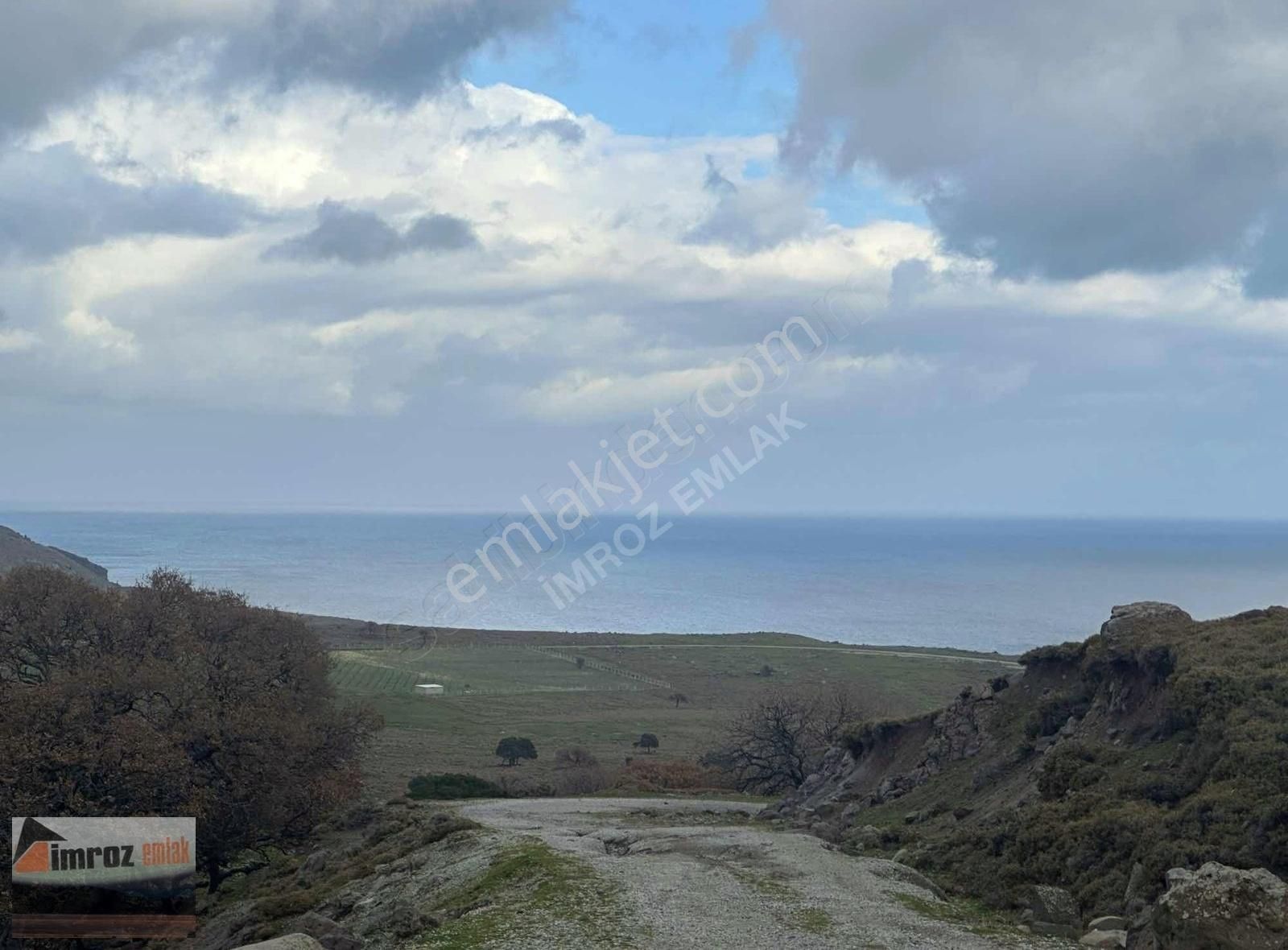 Gökçeada Kuzulimanı Satılık Tarla İmroz Emlak'tan Güzelcekoy'da Yol Kenarı 7.602 M2 Tarla