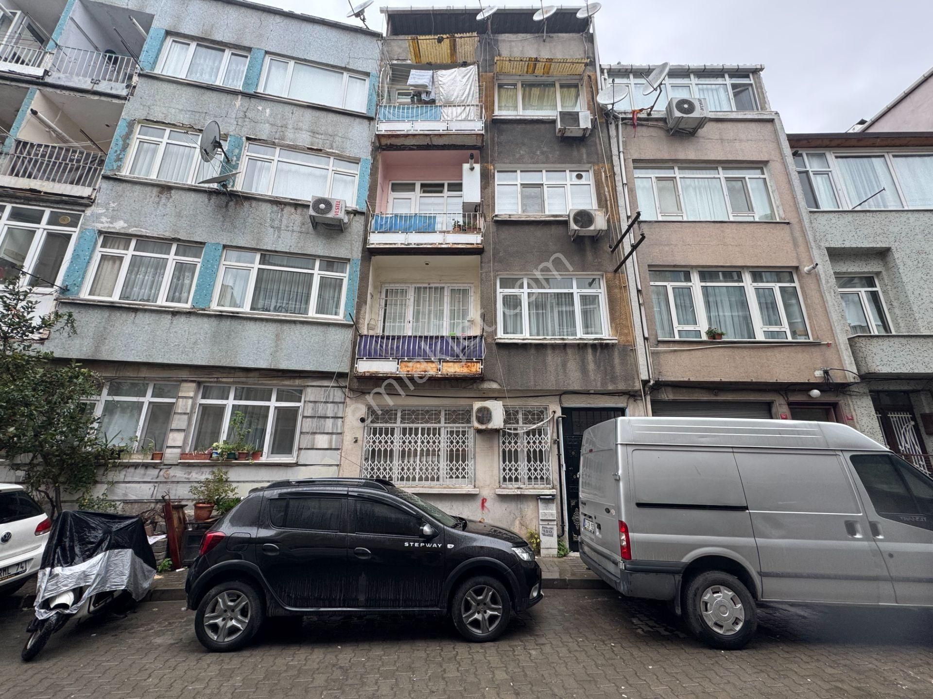 Fatih Yedikule Satılık Daire Turyap' Tan Fatih Yedikule' De İyi Konumda Ara Kat Satılık Daire