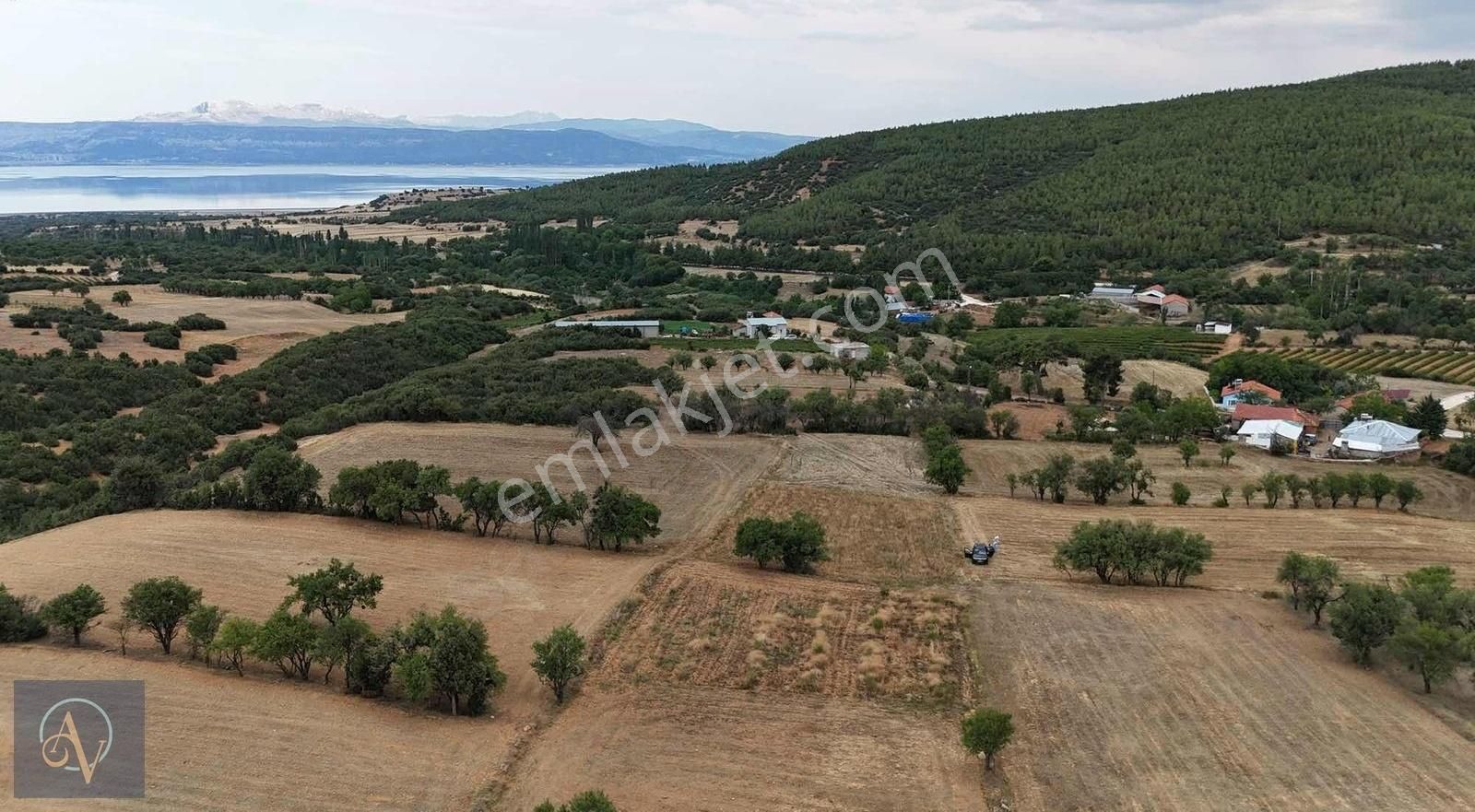 Burdur Merkez İlyas Köyü (Çay) Satılık Tarla Köy Merkezine Yakın Göl Manzaralı Kelepir Parsel