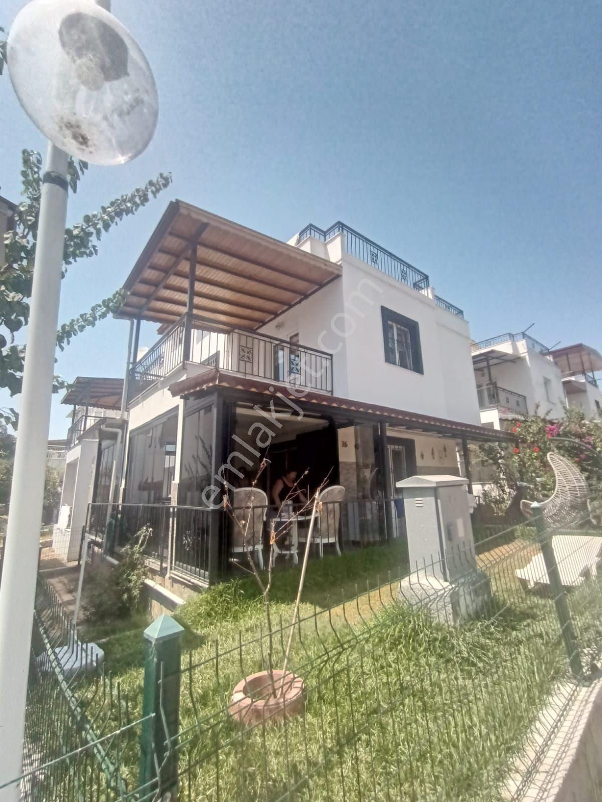 Kuşadası Kadınlar Denizi Satılık Villa Kuşadası Kadınlar Denizinde 4+1 Full Tadilatlı Bahçeli Tripleks Villa