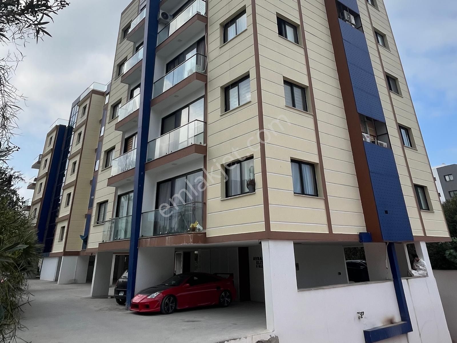 Girne Aşağı Girne Satılık Daire Girne Merkez'de Site İçerisinde Ticari İzinli Satılık 1+1 Eşyasız Daire !!