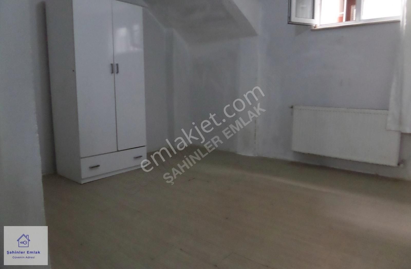 Bağcılar Yıldıztepe Satılık Daire B.evler Cumhuriyet Mh 2+1 Yarı Bodurum 80m2 Çift Girişli Satılık