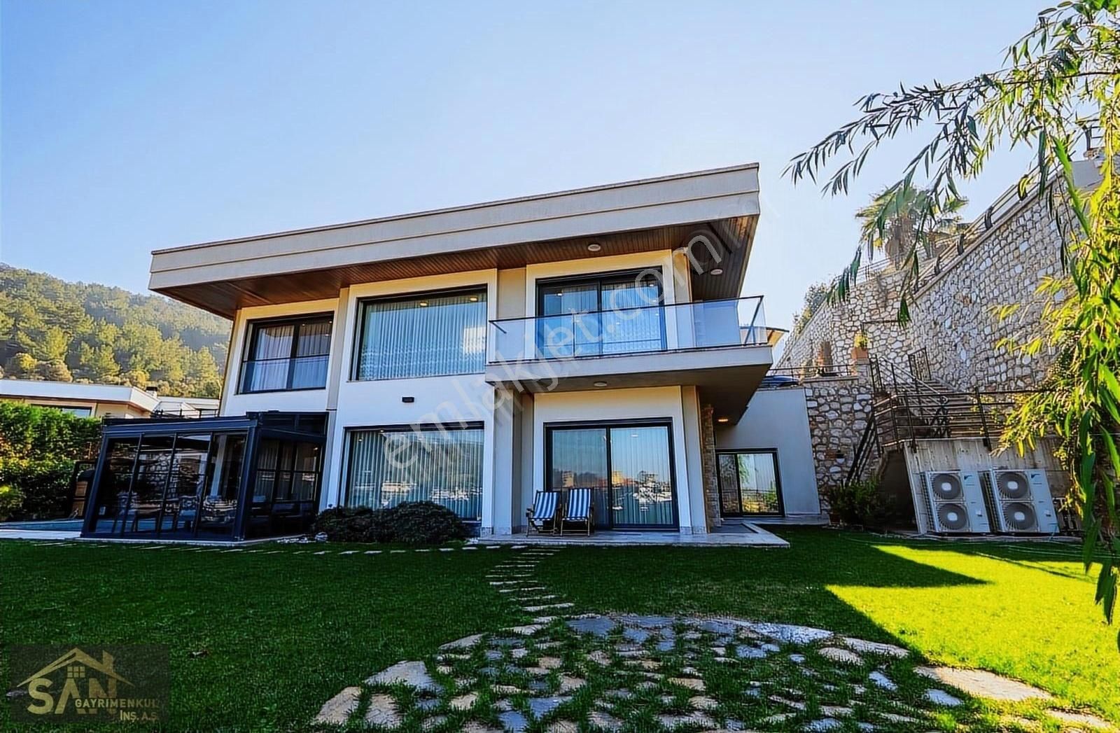 Güzelbahçe Çamlı Satılık Villa Sitenin En Güzel Manzaralı, Geniş Bahçeli Havuzlu Villası