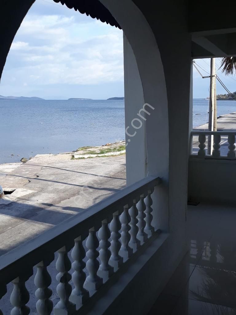 Urla İskele Satılık Villa Urla'da Denize Sıfır Geniş Arsalı Müstakil Ev