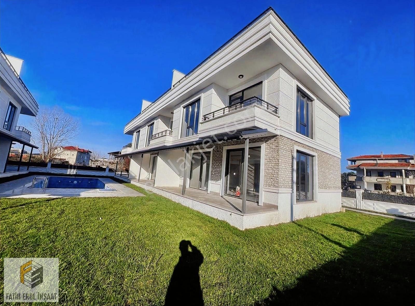 Karasu Aziziye Satılık Villa İnşaat Firmasından Havuz Başında Sıfır Villa