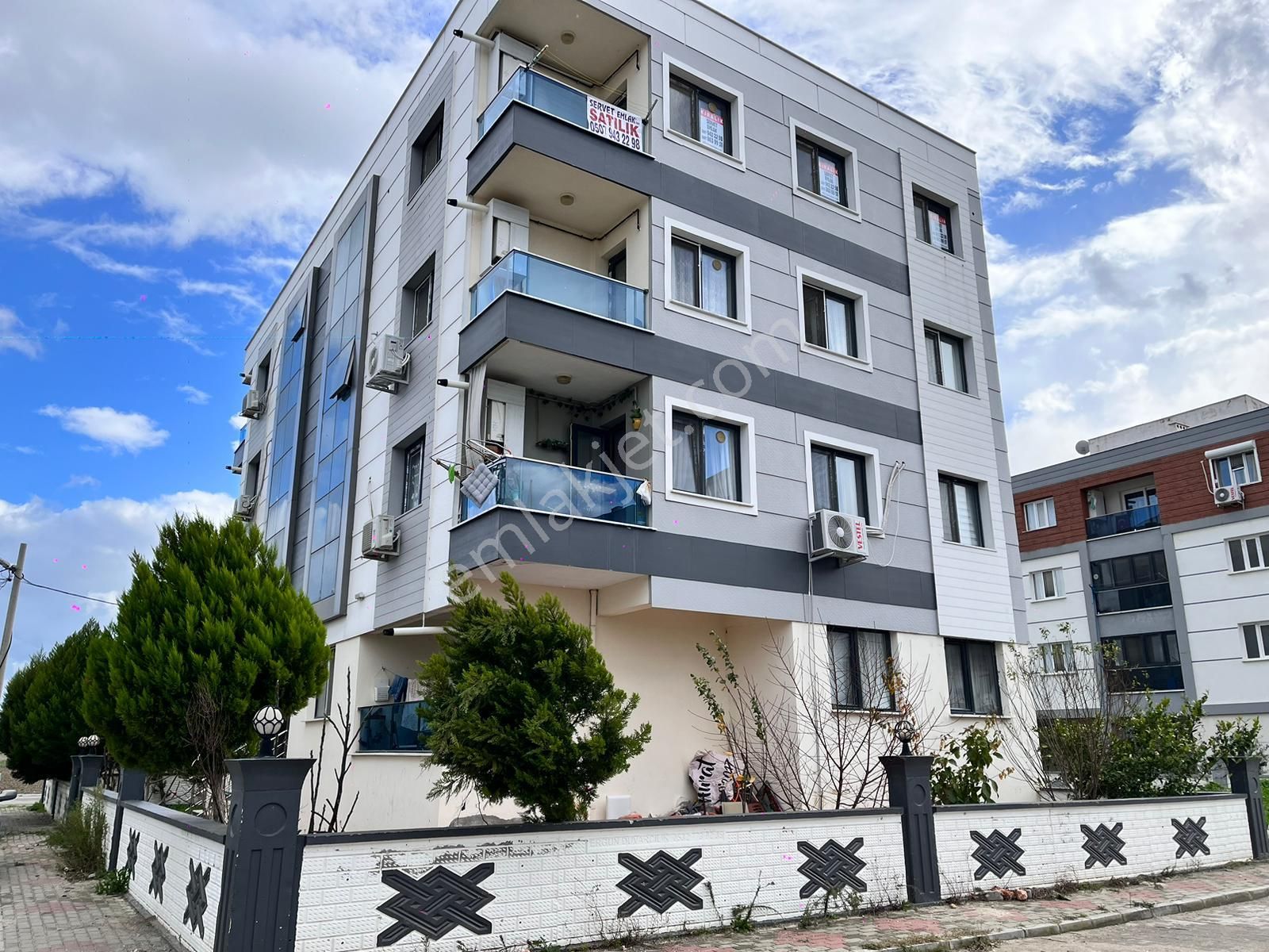 Yunusemre Muradiye Satılık Daire Muradi Mahallesi 3+1 120 M2 4 Katlın 4 Katı Açık Mutfak Çift Cepheli