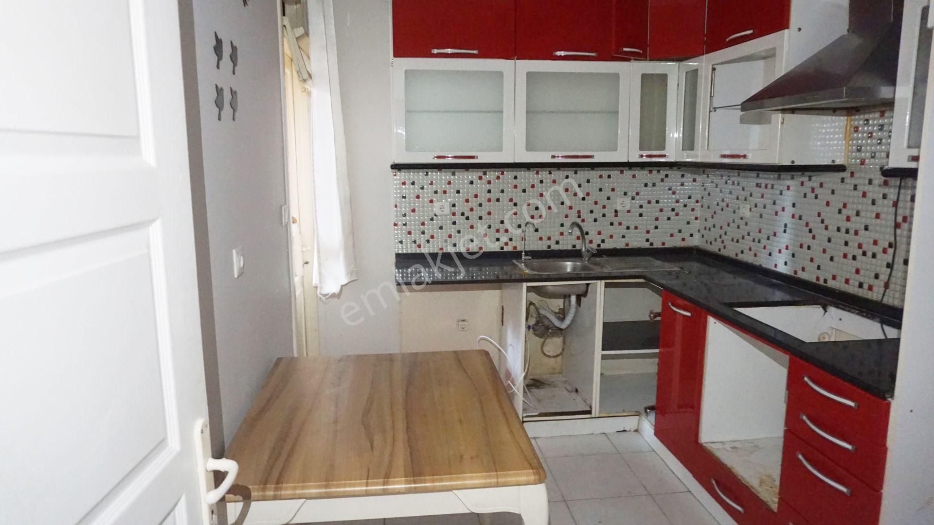 Bayraklı Soğukkuyu Kiralık Daire Soğukkuyuda Kiralık 3+1 Balkonlu Çiğli Serkan Emlak Dan