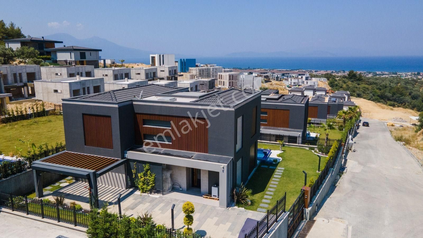 Kuşadası Soğucak Satılık Villa Deniz Manzaralı Ultra Lüks Kalitede Eşyalı 4+1 Satılık Villa