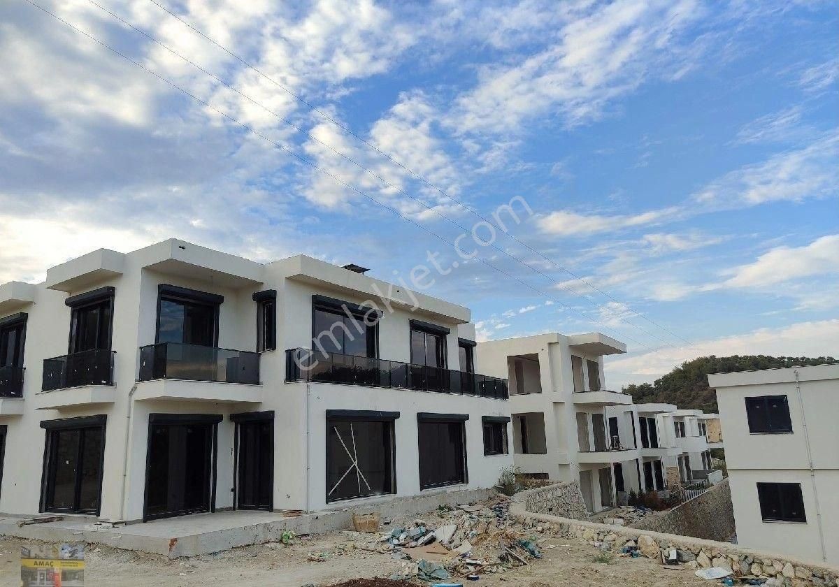 Çukurova Dörtler Satılık Villa Amaç'dan Dörtlerde Hasarsız 6+1 325 M2 Tapulu Site İçinde 2 Katlı Dublex Olup Bağımsız Villa