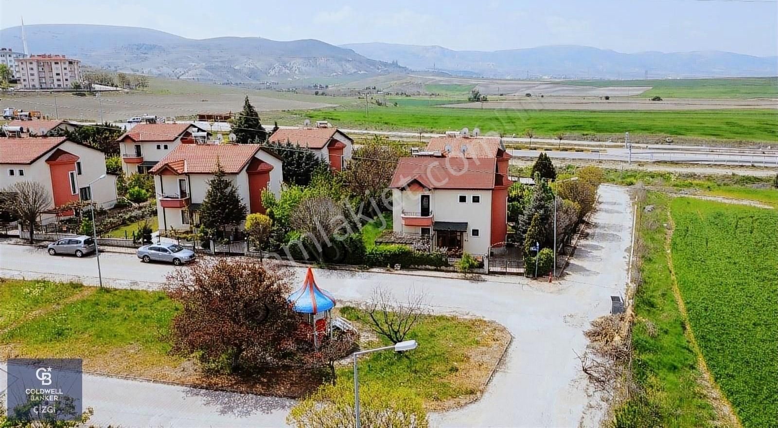 Ayaş Emine Tevfika Ayaşlı Satılık Villa Ayaş Zafer Sitesin'de Yapılı,geniş Bahçeli, Etrafı Açık Villa