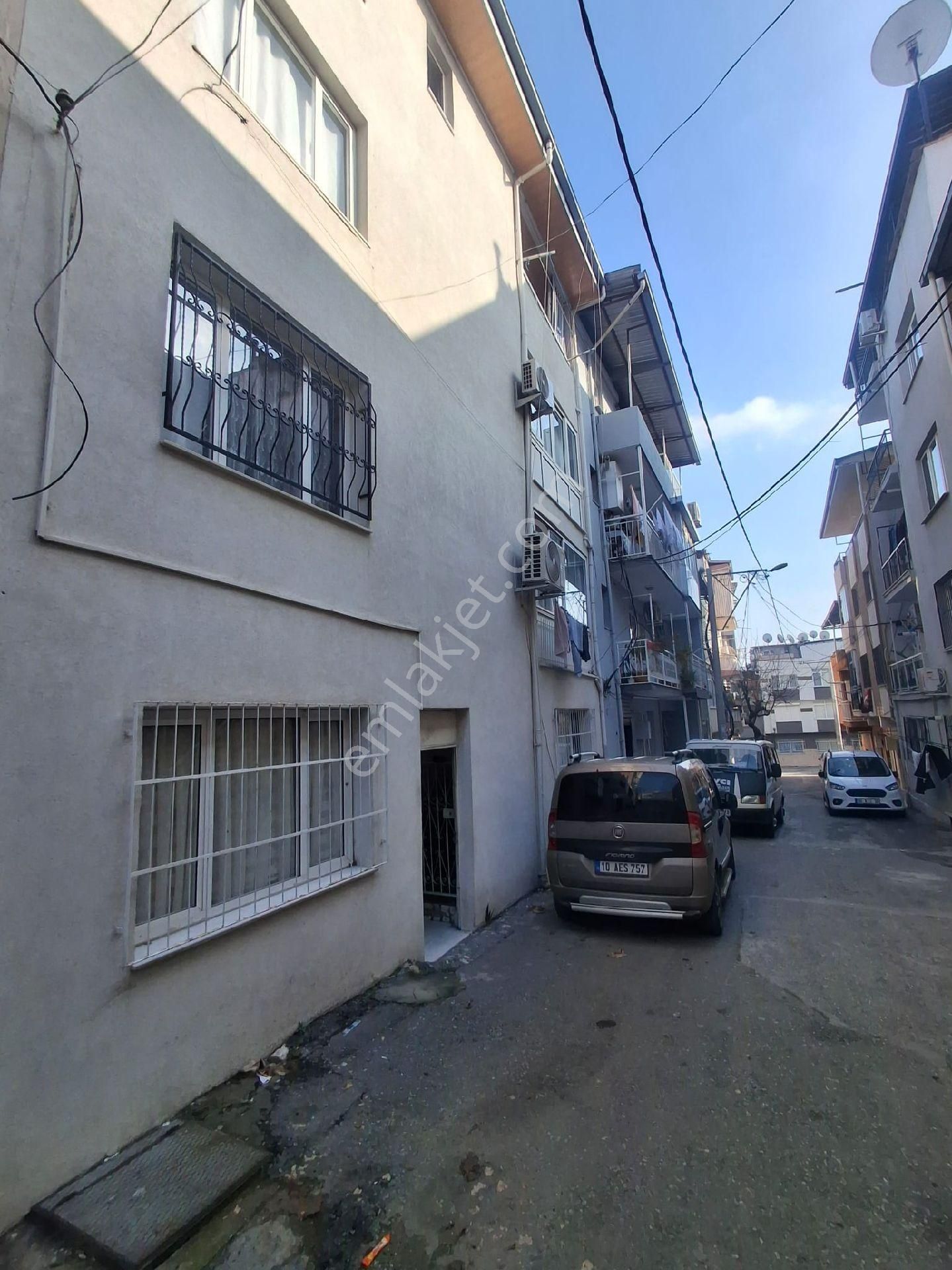 Karabağlar Sarıyer Satılık Daire Karabaglar Sarıyer Mahalleside Satılık 2+1 Geçin Daire