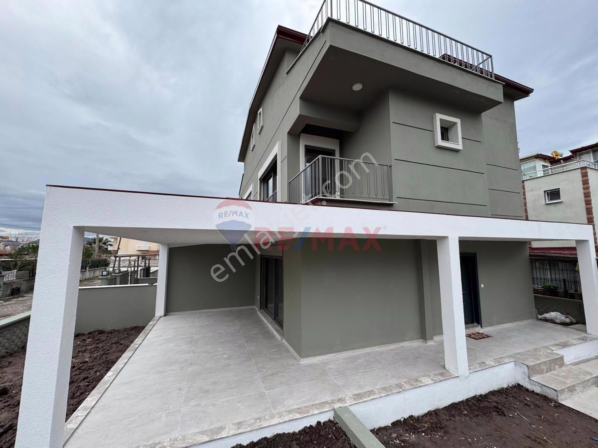 Dikili Cumhuriyet Satılık Villa **dikilicumhuriyet Mahallesin De Köşe Konumda 4+1 Lüks Villa **