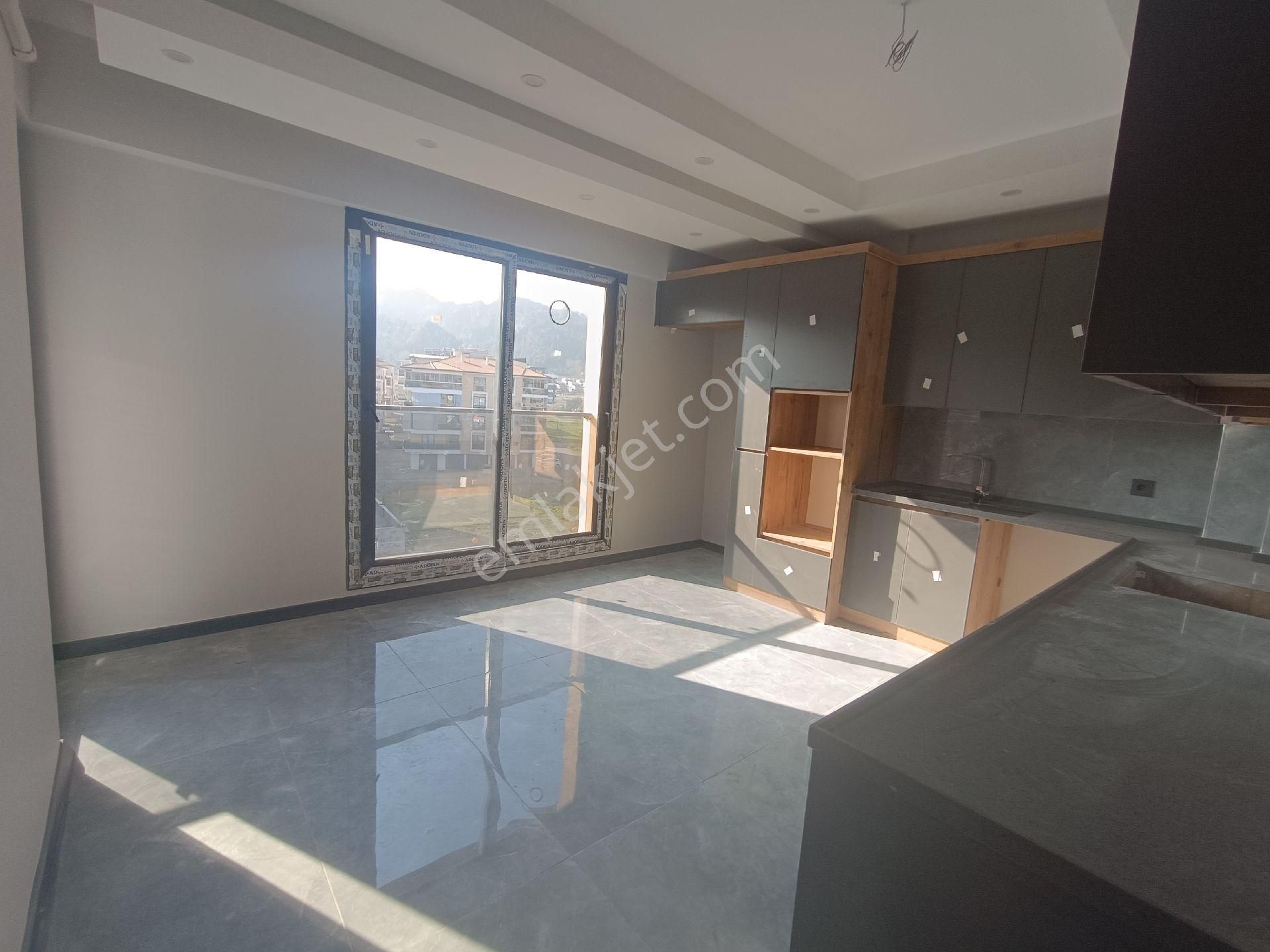 Salihli Kurtuluş Satılık Daire Kurtuluş Mah'de 170 M2 , 4+1, 2kapalı Otoparklı Satılık Daire