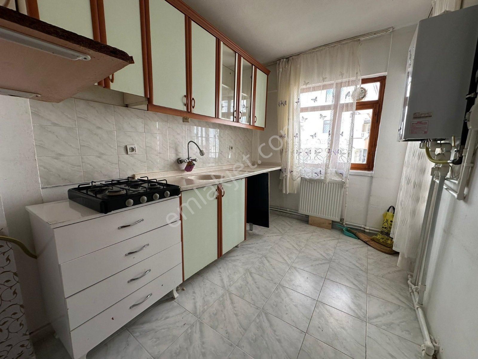 Keçiören Ufuktepe Kiralık Daire Senem'den Ufuktepe Pazarı Yakını Katta Geniş Odalı 3+1 Kiralık Daire