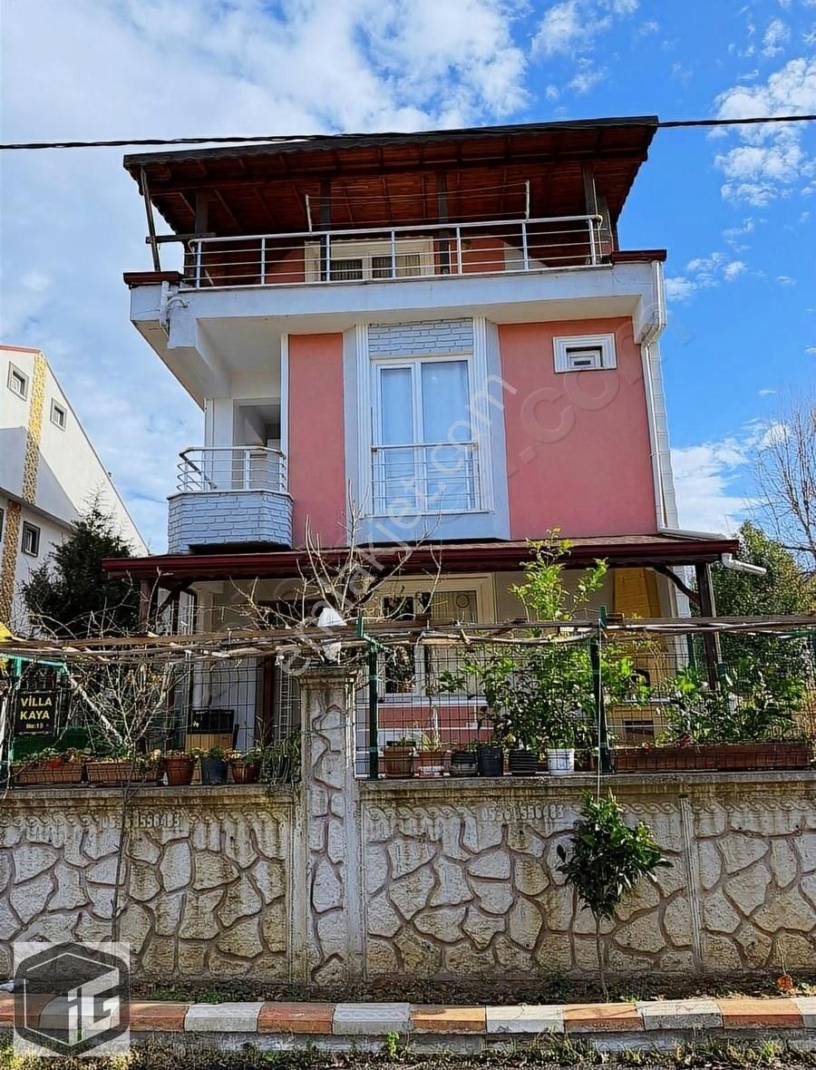 Karasu Yalı Satılık Villa Karasu'da 3+1 Verandalı Cam Balkonlu Müstakil Bahçeli Satılık