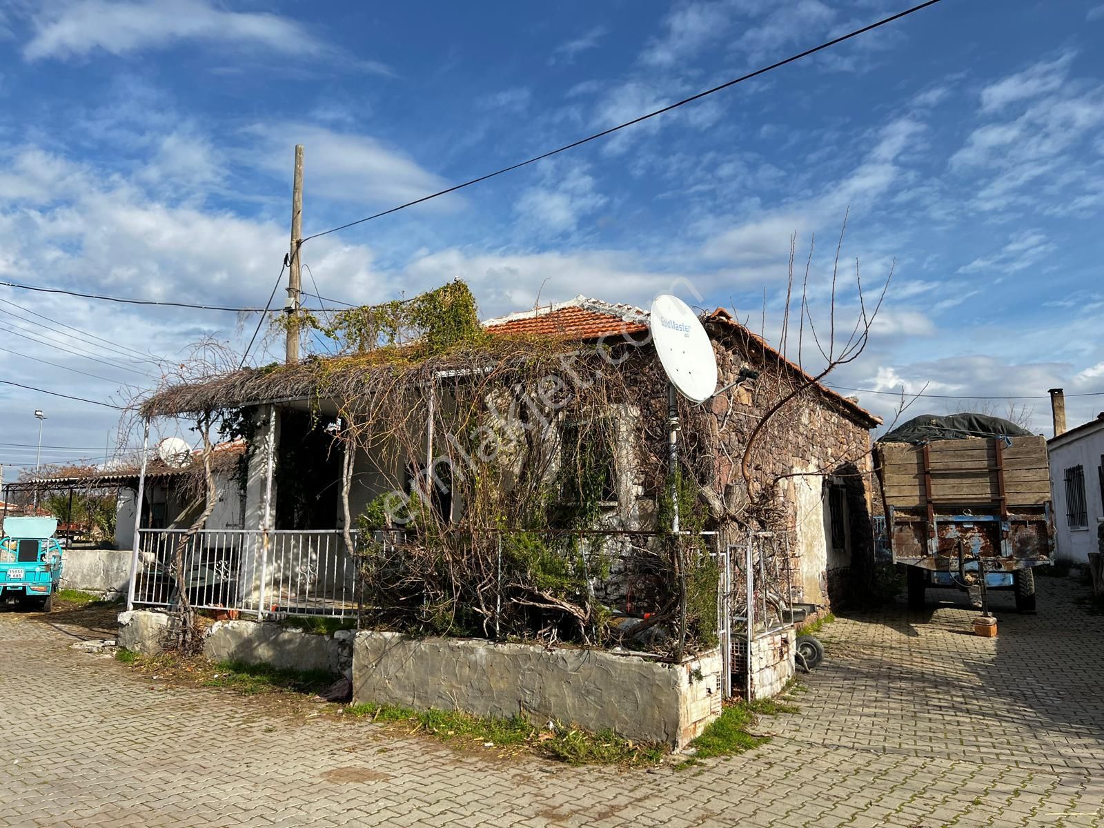 Aliağa Kalabak Satılık Konut İmarlı Türker Emlak-eski Kalabak Köyü İçinde Arsa Ve İçinde Taş Ev