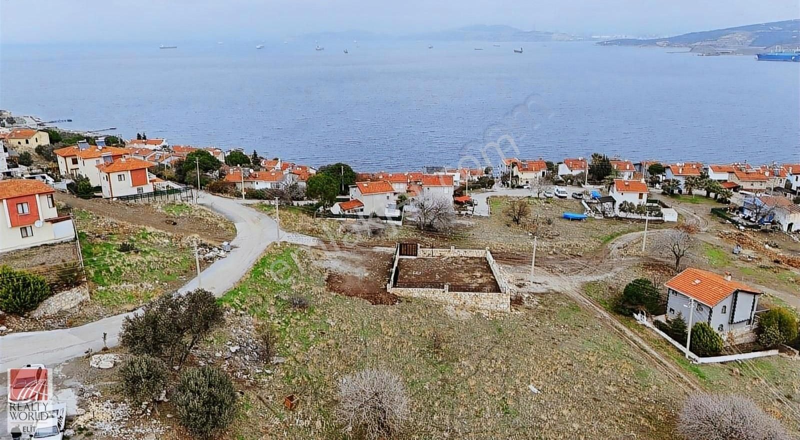 Foça Cumhuriyet Satılık Konut İmarlı Yenifoça Donatkent'de 290m2 Arsa İmar Sınırın'da