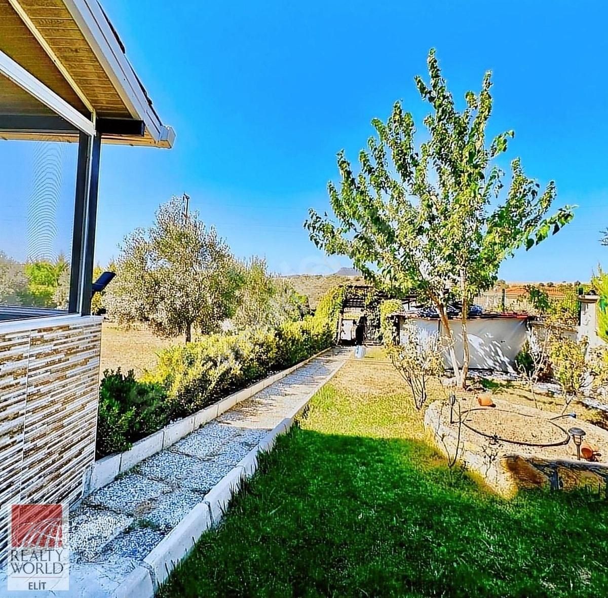 Foça Yenibağarası Satılık Villa Foça Köyde Emsalsiz 1545m2 Arsa İçerisinde Havuzlu Villa Foçaköy