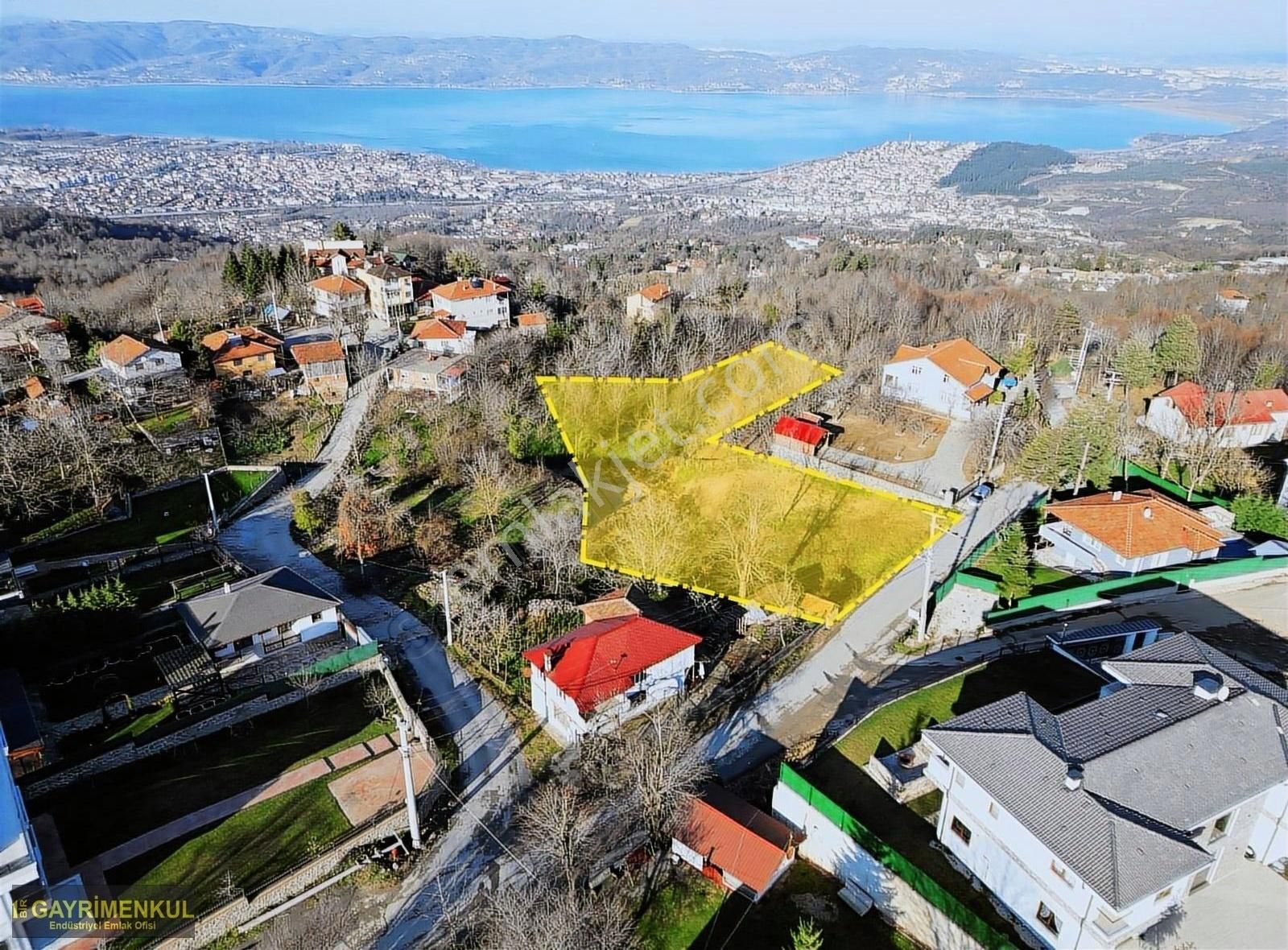 Sapanca Memnuniye Satılık Konut İmarlı Sapancada Göl Manzaralı, Hayallerinizi İnşa Edebileceğiniz Arsa