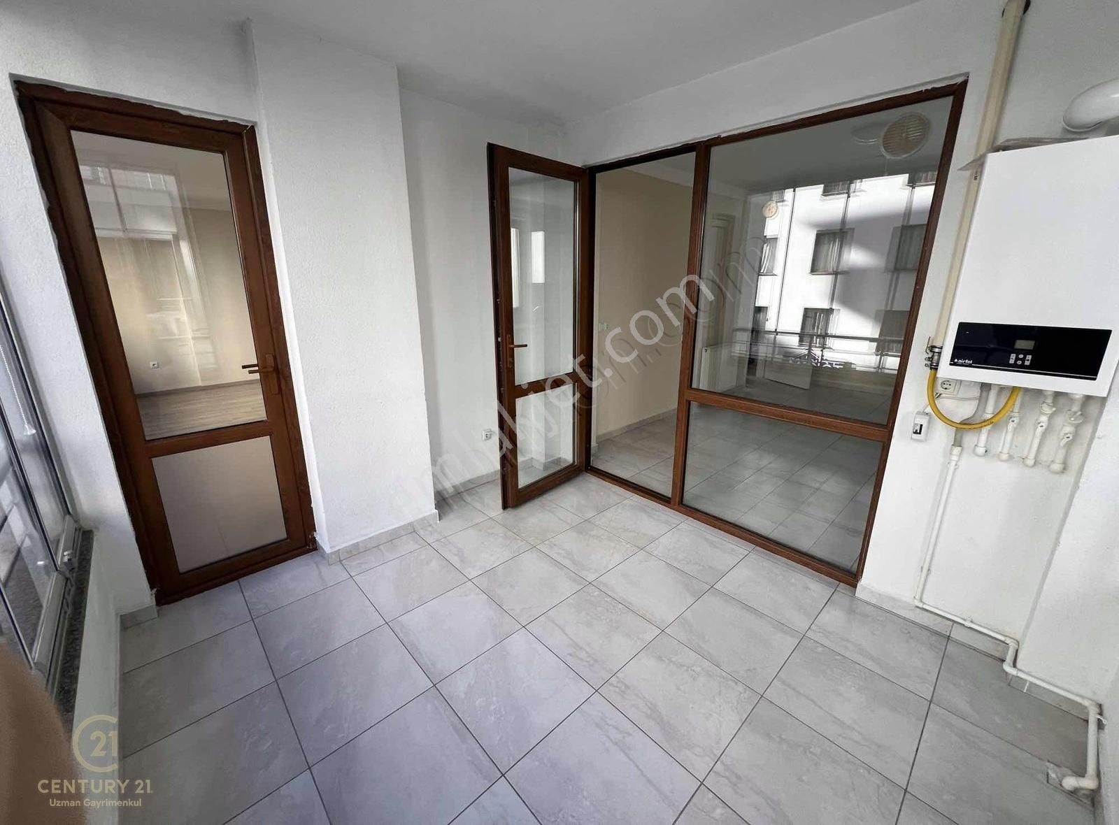 Yomra Kaşüstü Kiralık Daire Kaşüstü Merkezde Cam Balkonu Yapılı 4+1 Kiralık