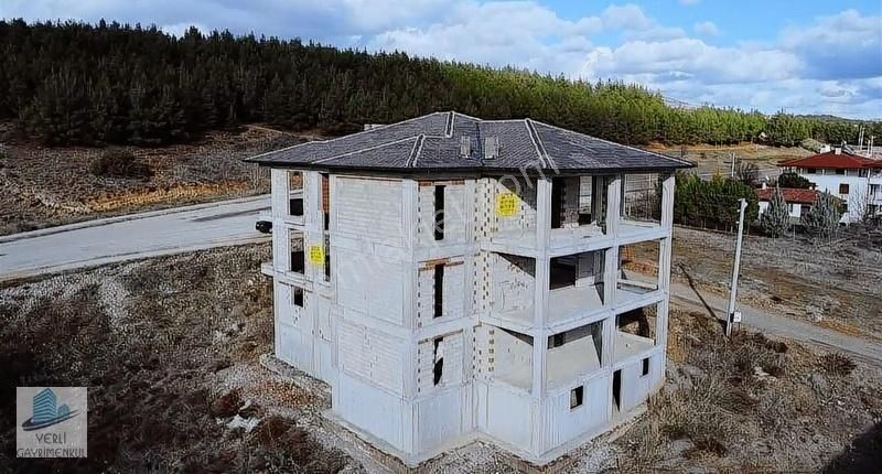 Çivril Akpınar Satılık Villa Yerli Gayrimenkul'den Bayrak Tepe 600m² Tripleks Villa