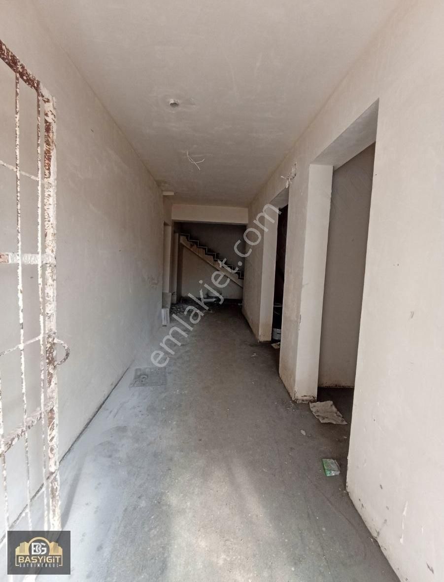 Akhisar Efendi Satılık Daire Efendi Mah.2+1,100m2 Asansörlü,otoparklı Daire