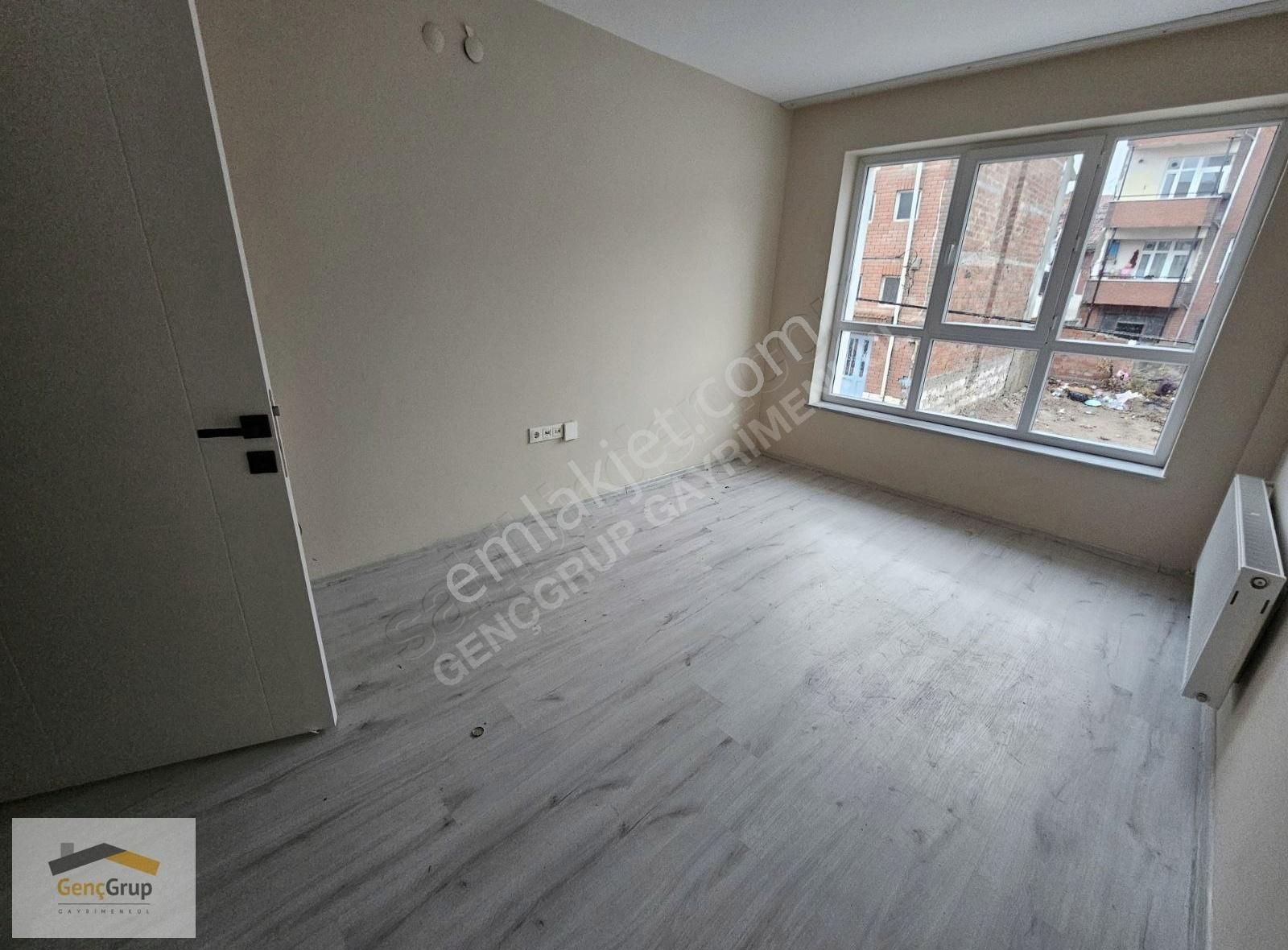 Odunpazarı Emek Kiralık Daire *genç Grup*emek Mah Ertaş Cad Yakını Çift Balkon Kullanışlı 2+0