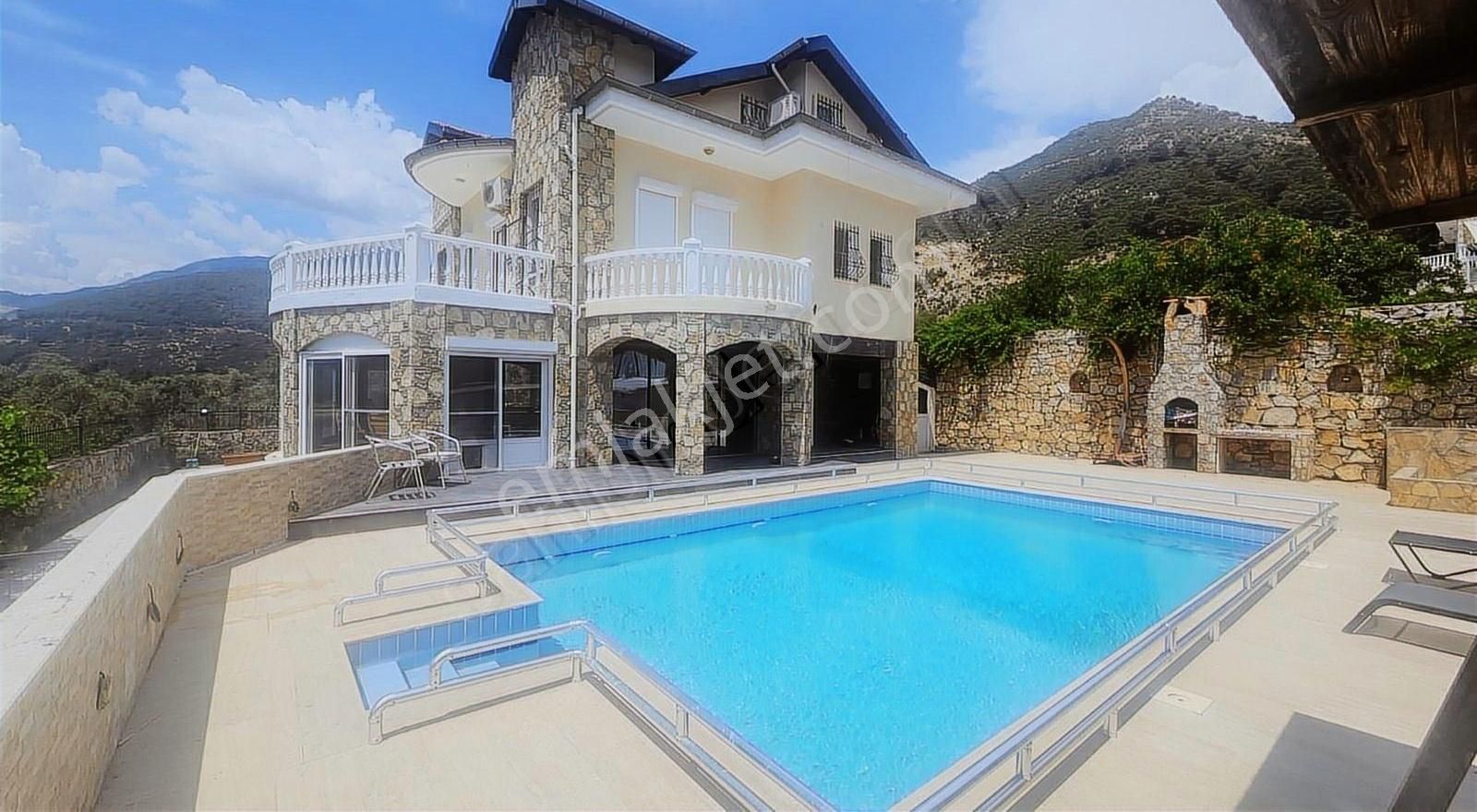 Fethiye Yeşilüzümlü Satılık Villa Üzümlü De Etrafı Tarım Arazileri İle Çevrili 5 Yatak Odalı Villa