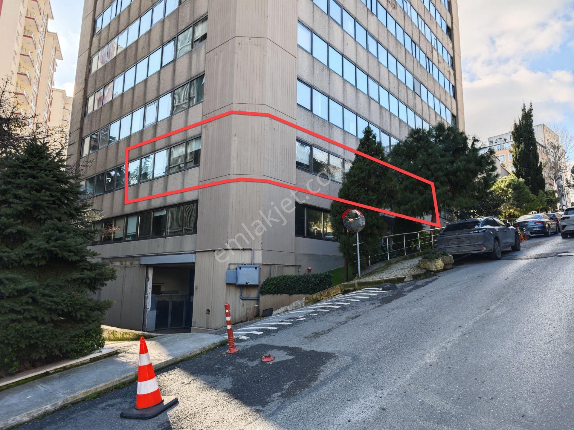 Beşiktaş Balmumcu Kiralık Plaza Katı Balmumcu Koza İş Merkezinde 300 M2 Dekorasyonlu Ofis