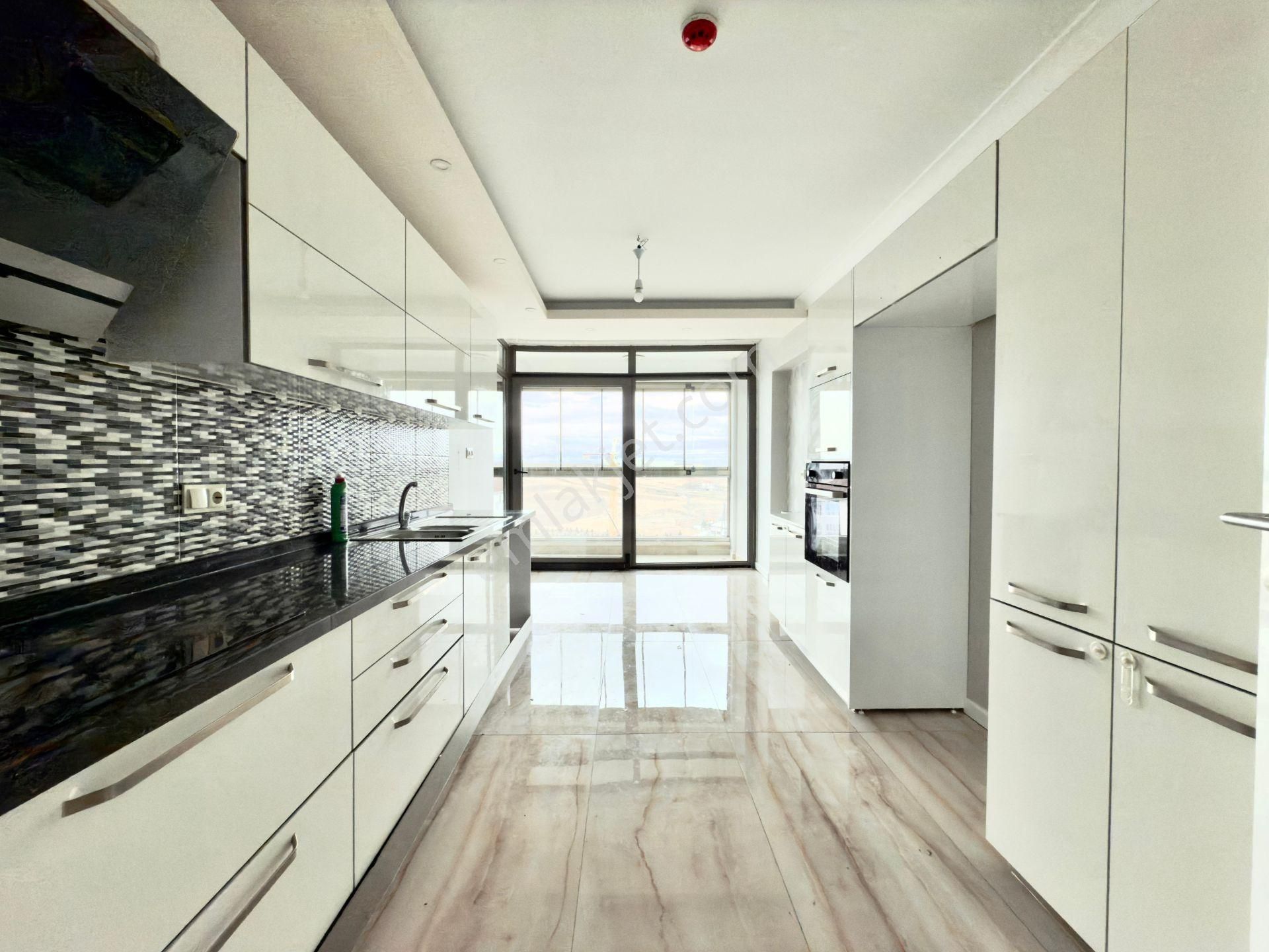 Pursaklar Tevfik İleri Satılık Daire Nasip'ten Manzaralı 16.kat 205m² Lüks Site İçerisinde Fırsat 4+1 Daire