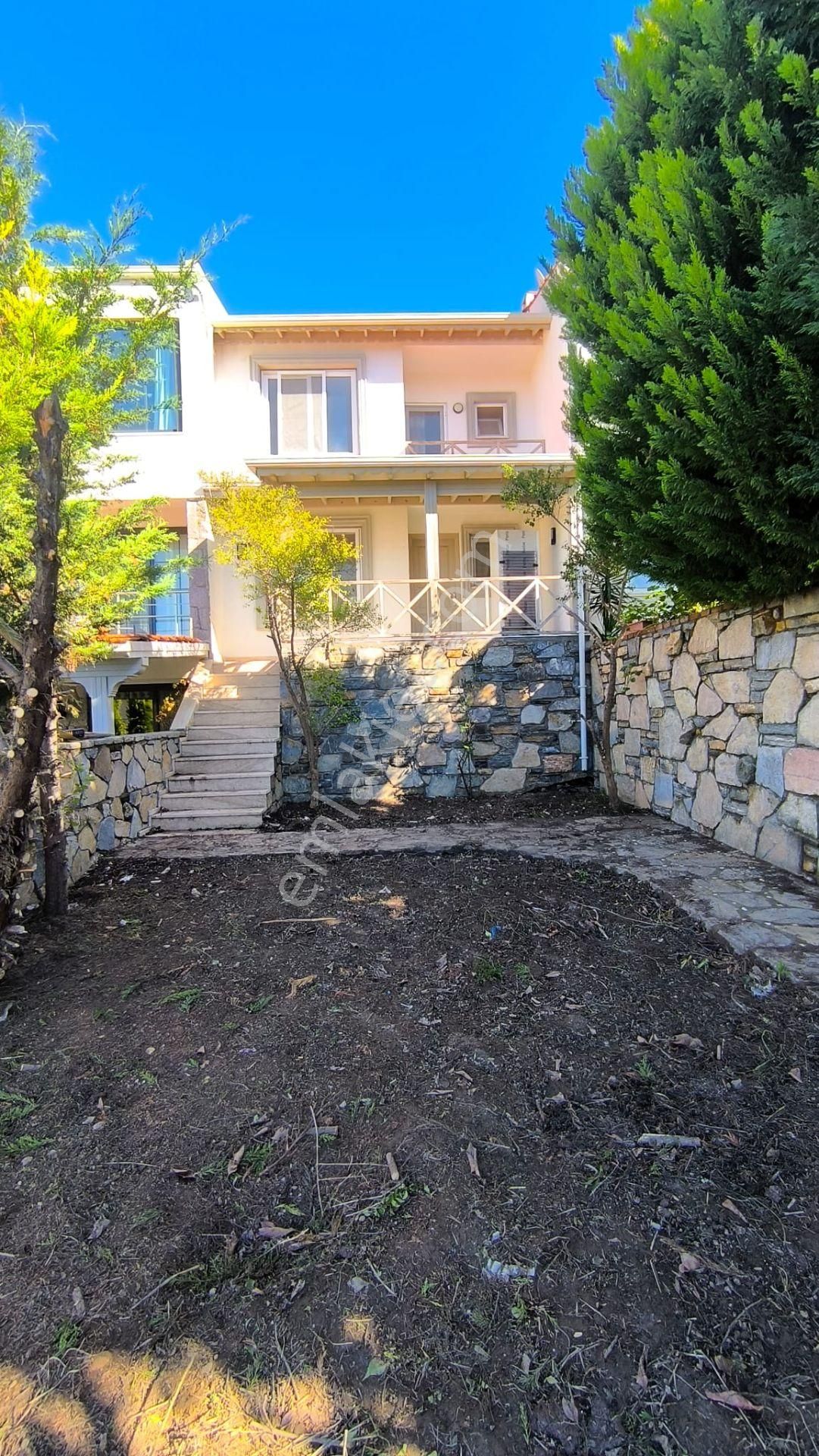 Milas Boğaziçi Satılık Villa Zergül Sitesinde Deniz Manzaralı Geniş Bahçeli Bakımlı Villa