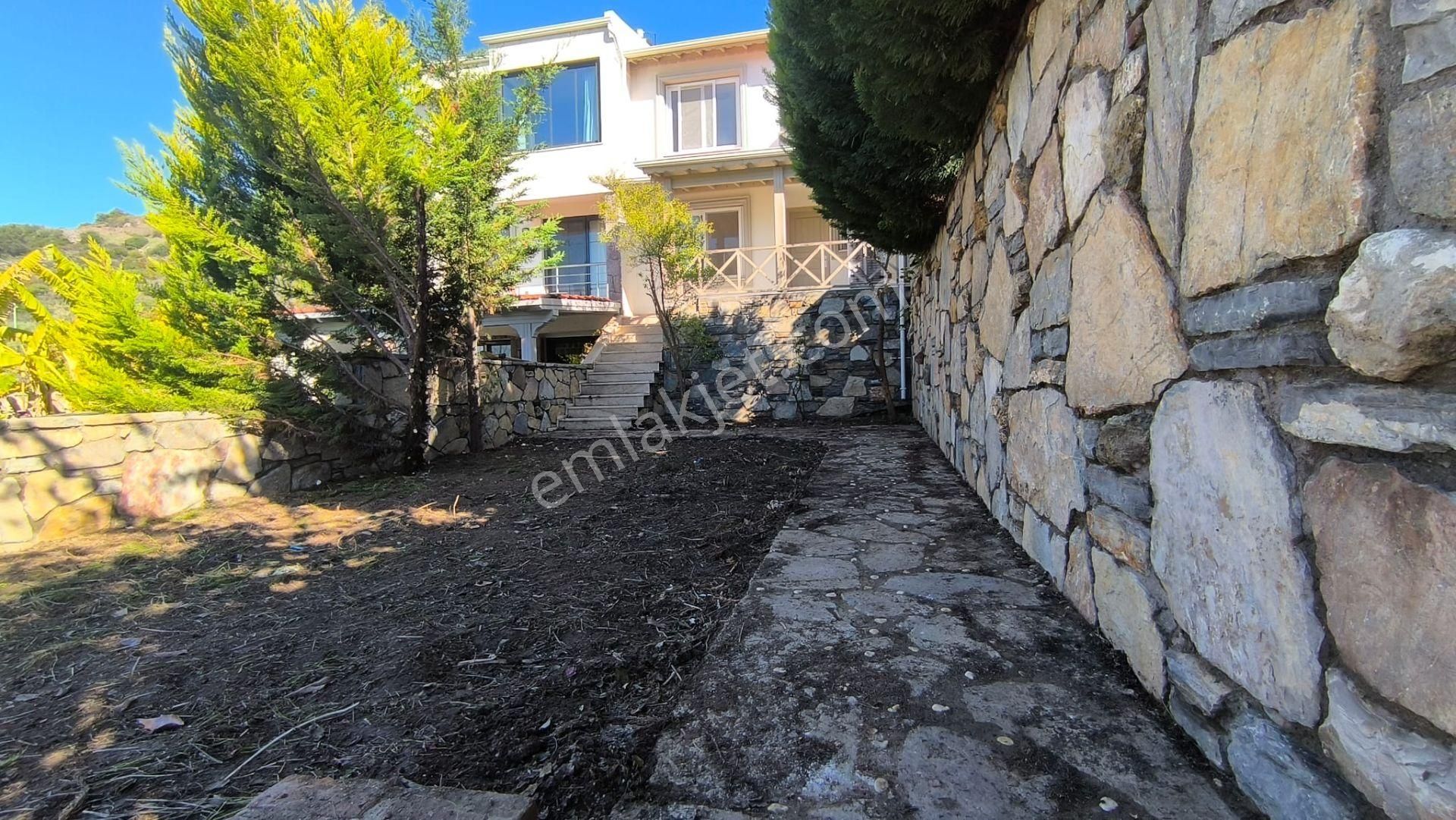 Milas Boğaziçi Satılık Villa Zergül Sitesinde Deniz Manzaralı Geniş Bahçeli Bakımlı Villa