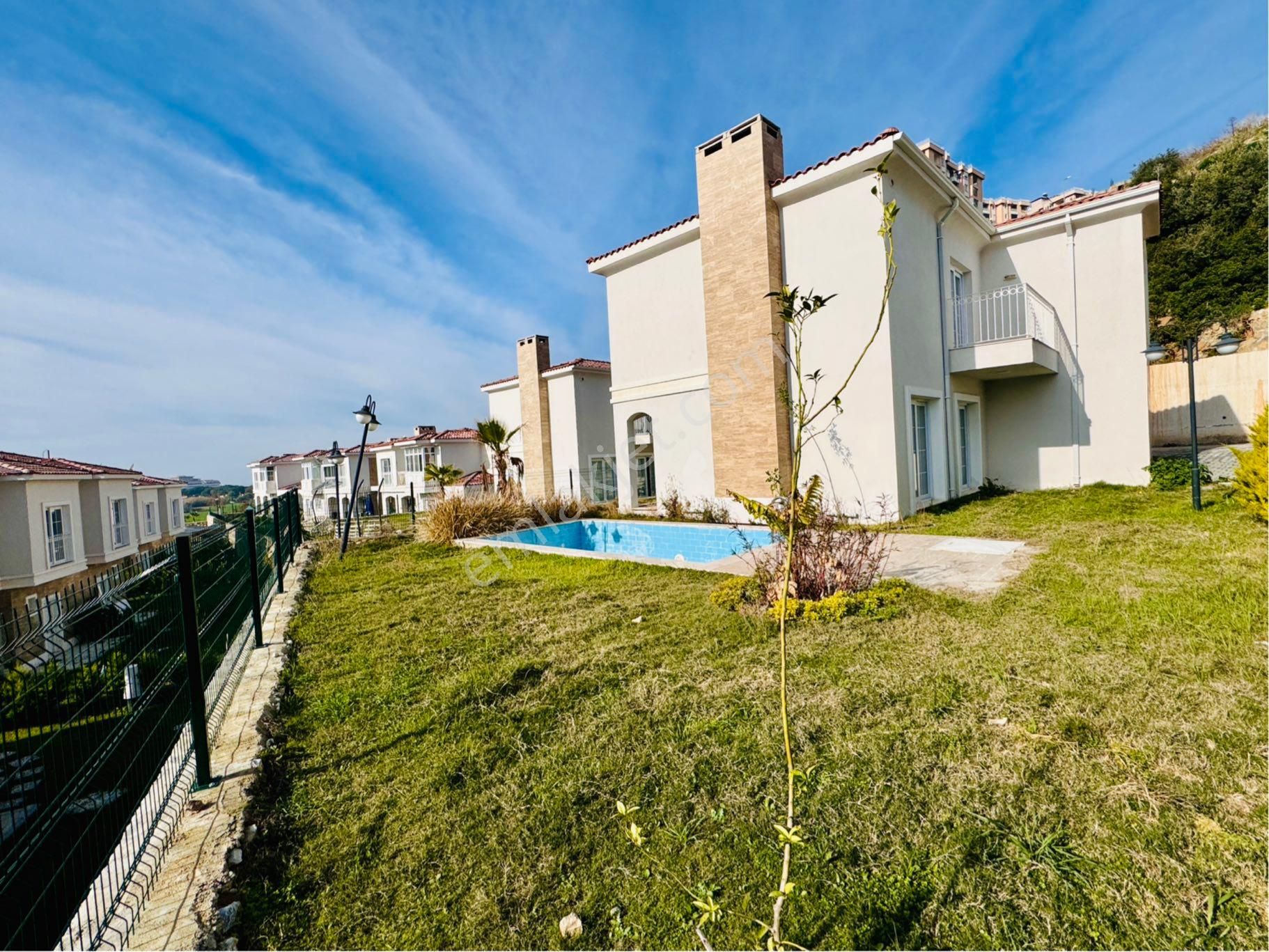 Kuşadası Değirmendere Satılık Villa Avm Bölgesinde Özel Havuzlu 4+1 Fırsat Villa