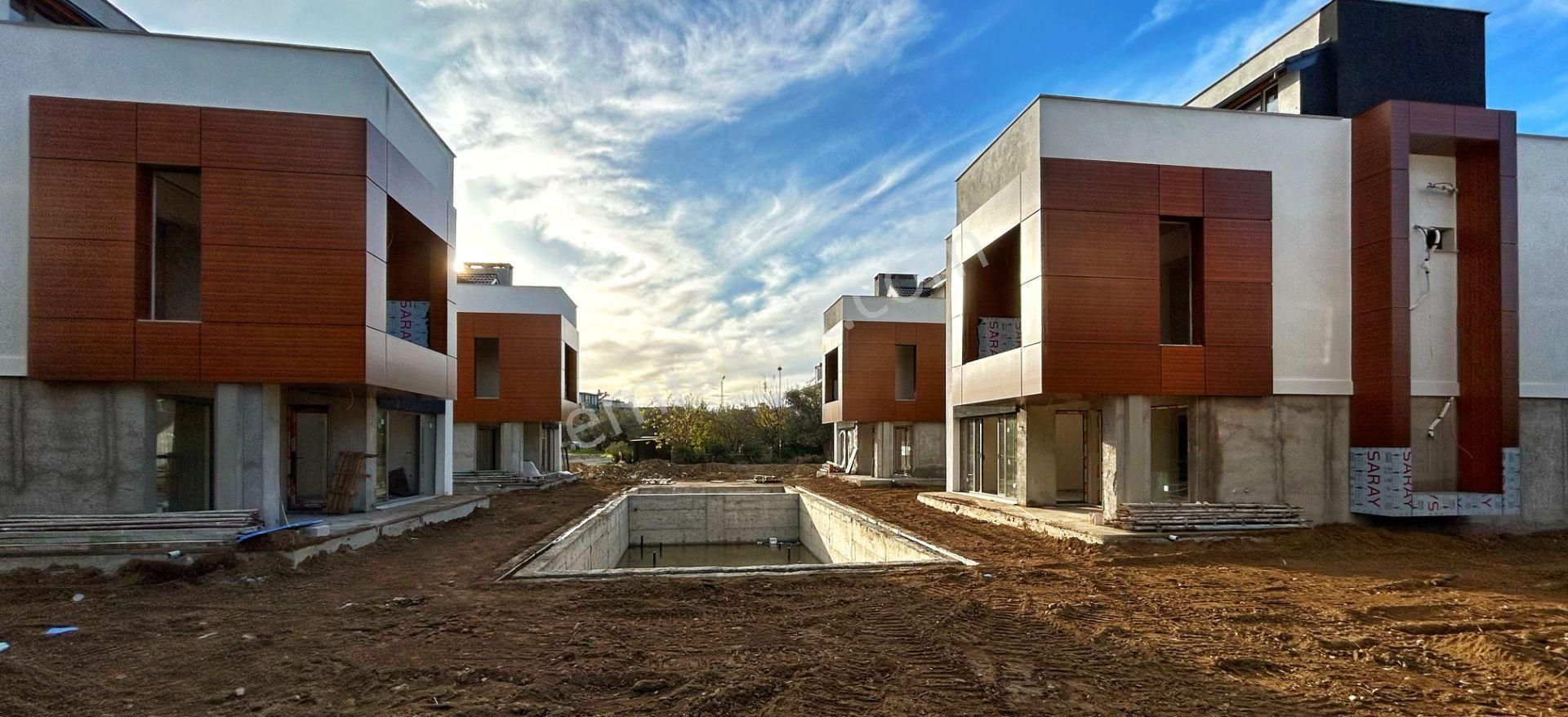 Edremit Güre Cumhuriyet Satılık Villa Akçay / Güre'de 4+1 220 M2, Özdemir'den Havuzlu Villa