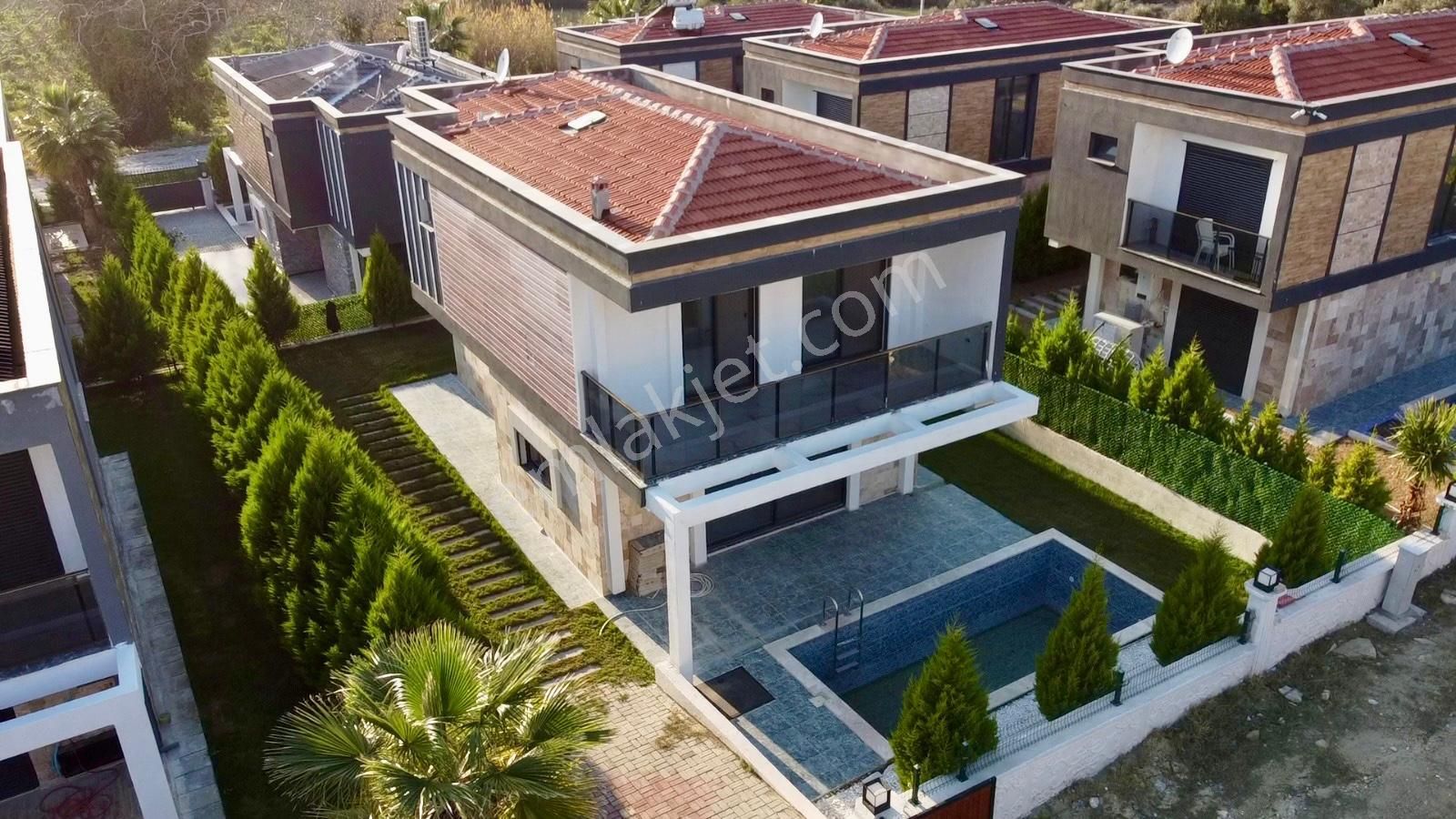 Kuşadası Davutlar Satılık Villa Kuşadası'nda Özel Havuzlu Bahçeli Satılık 4+1 Müstakil Villa