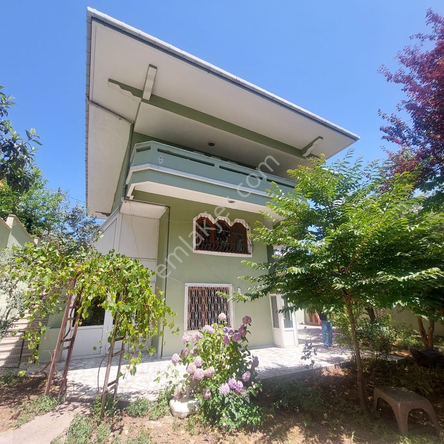 Tarabya Ömürtepe'de Bahçeli Barbekülü 6+2 Bakımlı Müstakil Villa