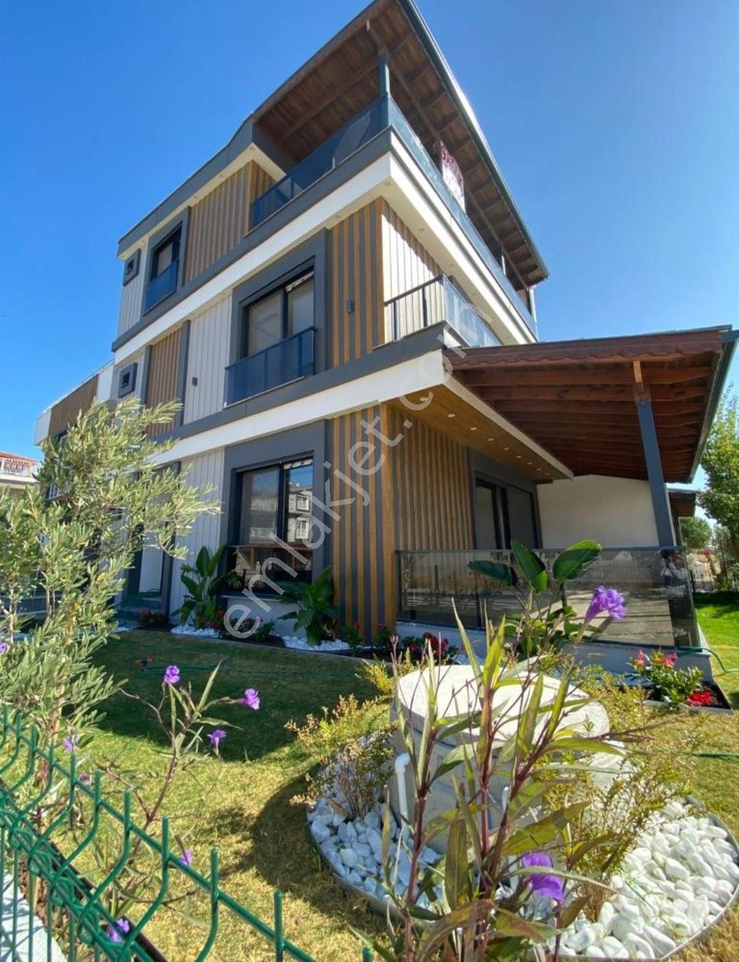 Ayvalık Küçükköy Satılık Villa Sarımsaklı'da Plaja 150m 4+1 Sıfır Villa