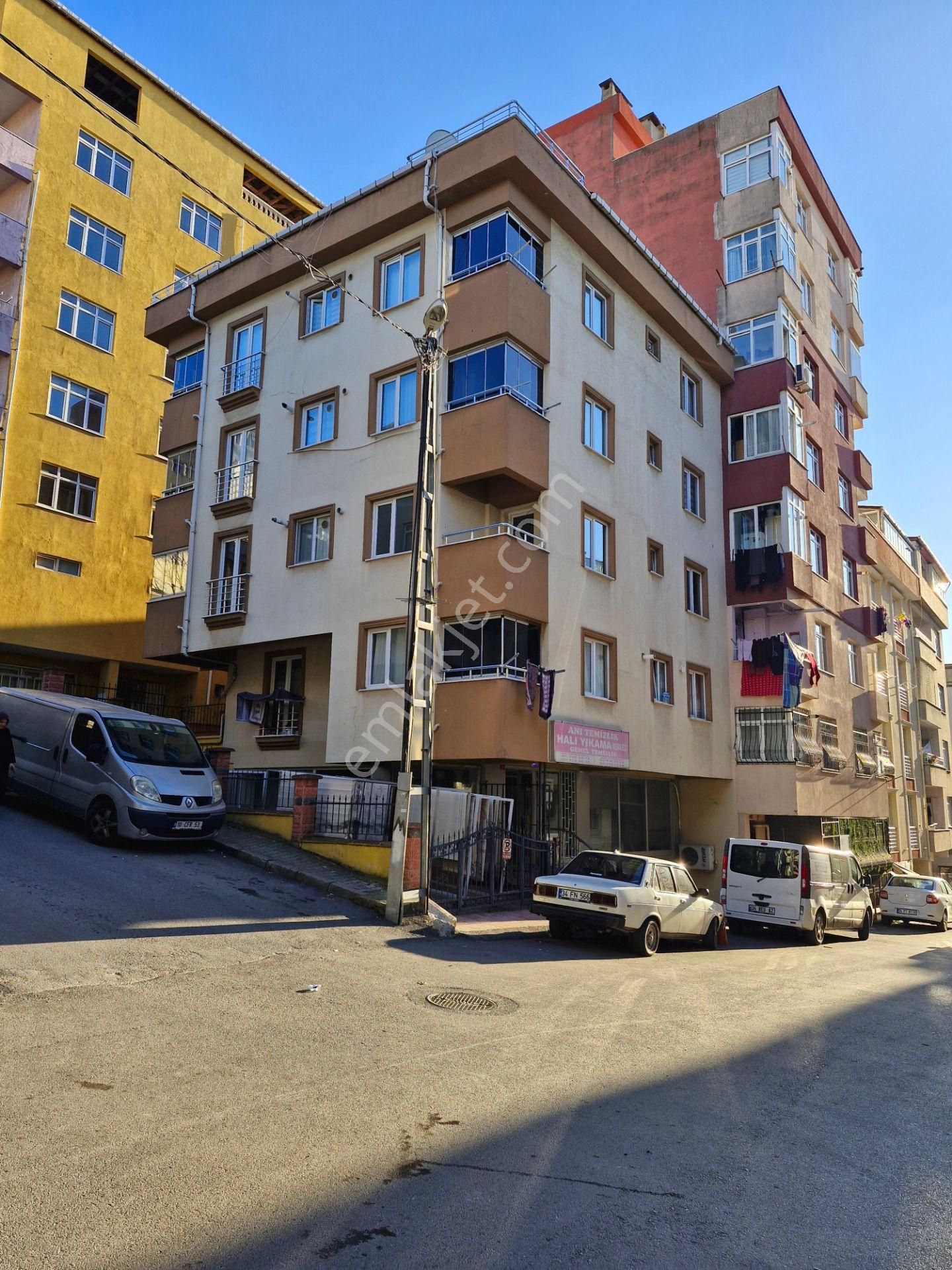 Maltepe Zümrütevler Kiralık Daire Zümrütevlerde;katta Tek,ayrı Wc,2 Balkon,geniş,otoparklı 3+1