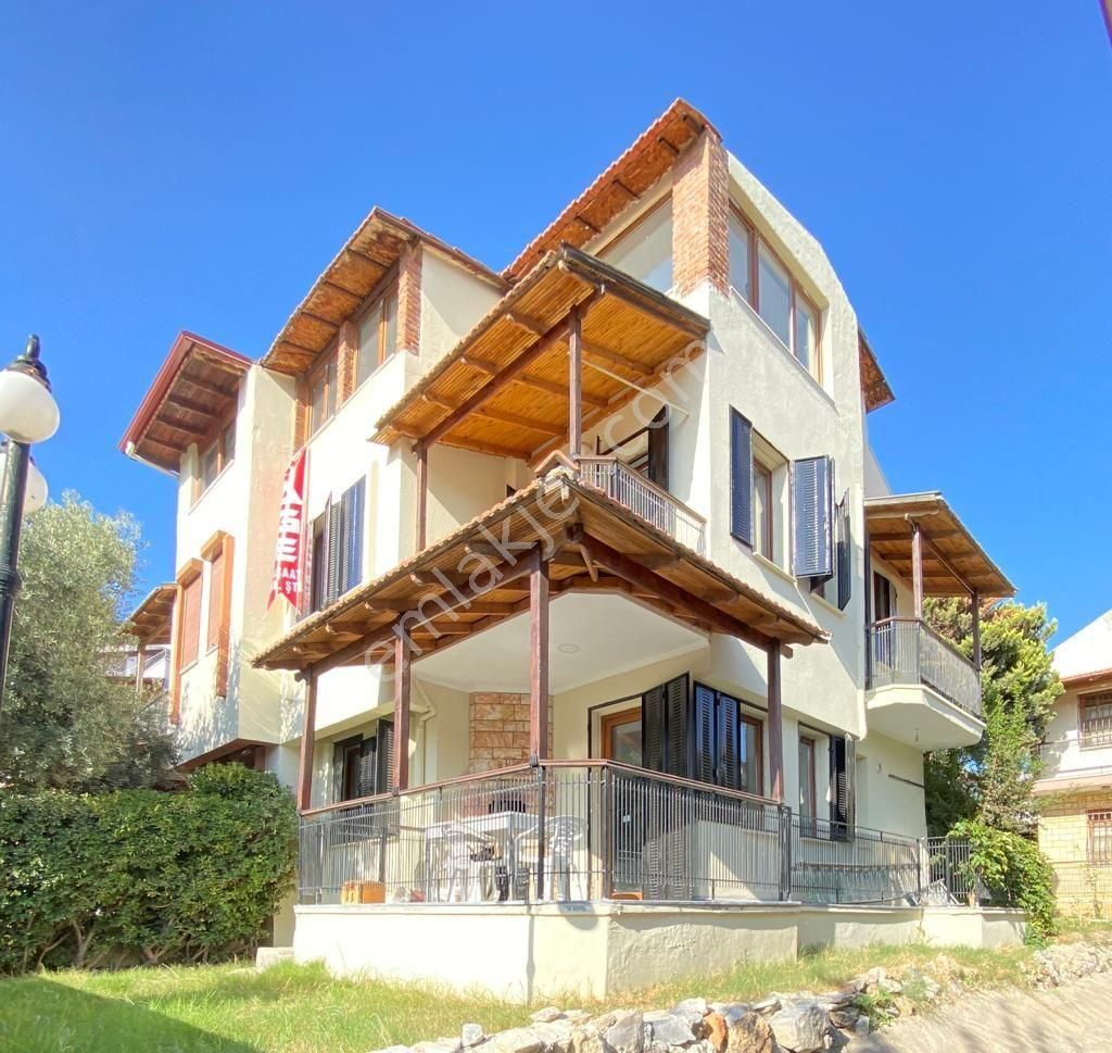 Kuşadası Kadınlar Denizi Satılık Villa Site İçerisinde Full Deniz Manzaralı 3+1 Tripleks