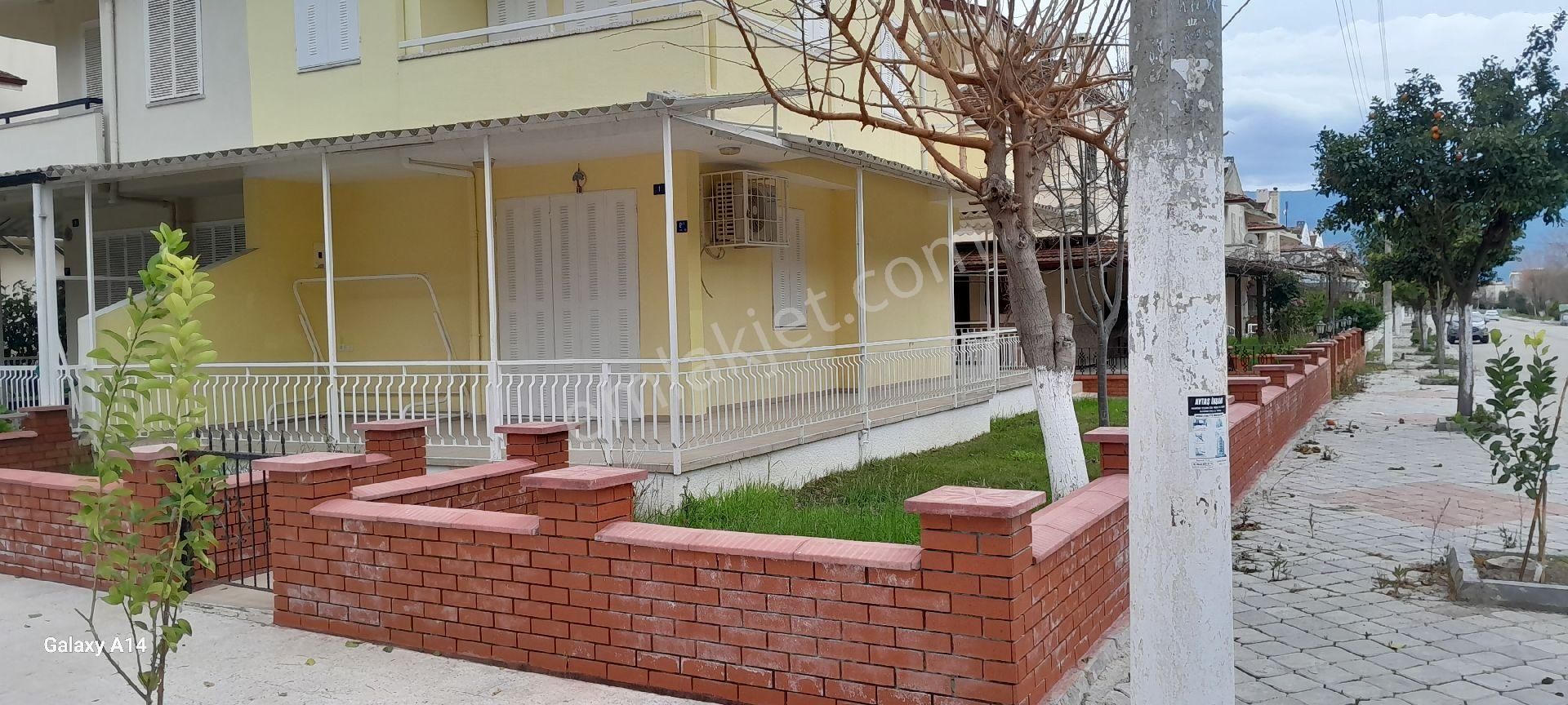 Kuşadası Soğucak Satılık Villa Kusadası Sahıl Sıtelerınde Emsalsız Kose Konumlu Masrafsız 3+1 Vılla