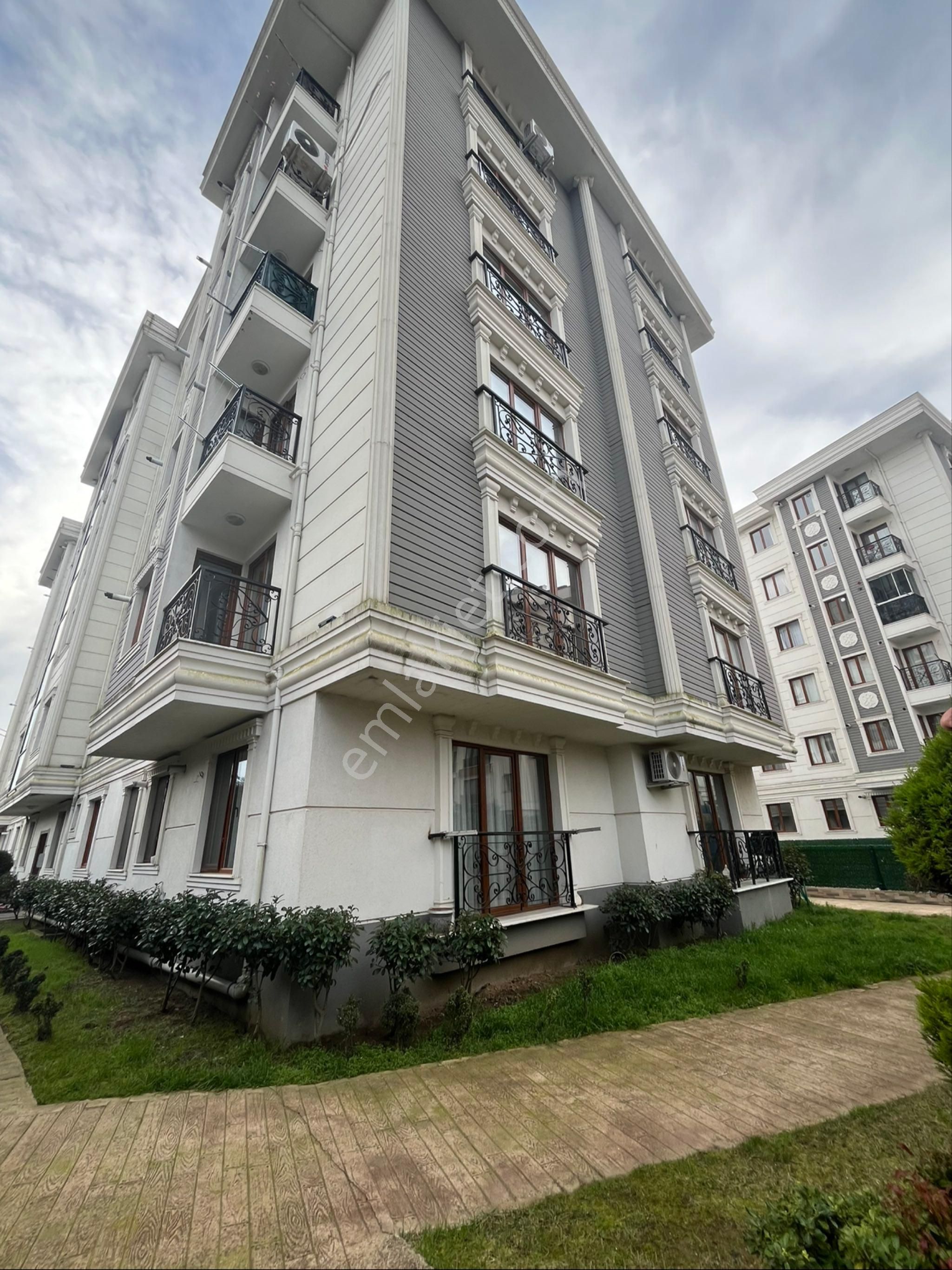 Çekmeköy Alemdağ Satılık Daire Site İçerisin'de 3+1 Yeni Binada 125m2 Satılık Daire