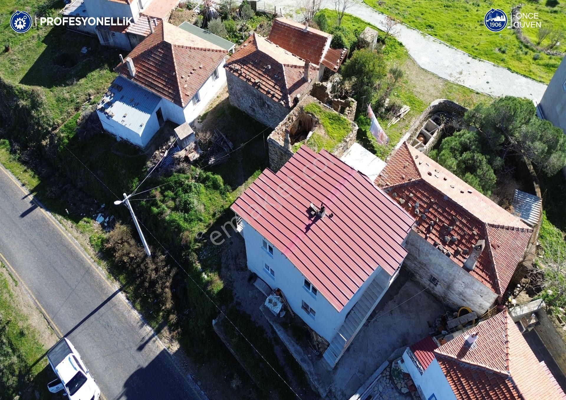Karaburun Parlak Köyiçi'nde İki Katlı Taş Ev - Görsel 3