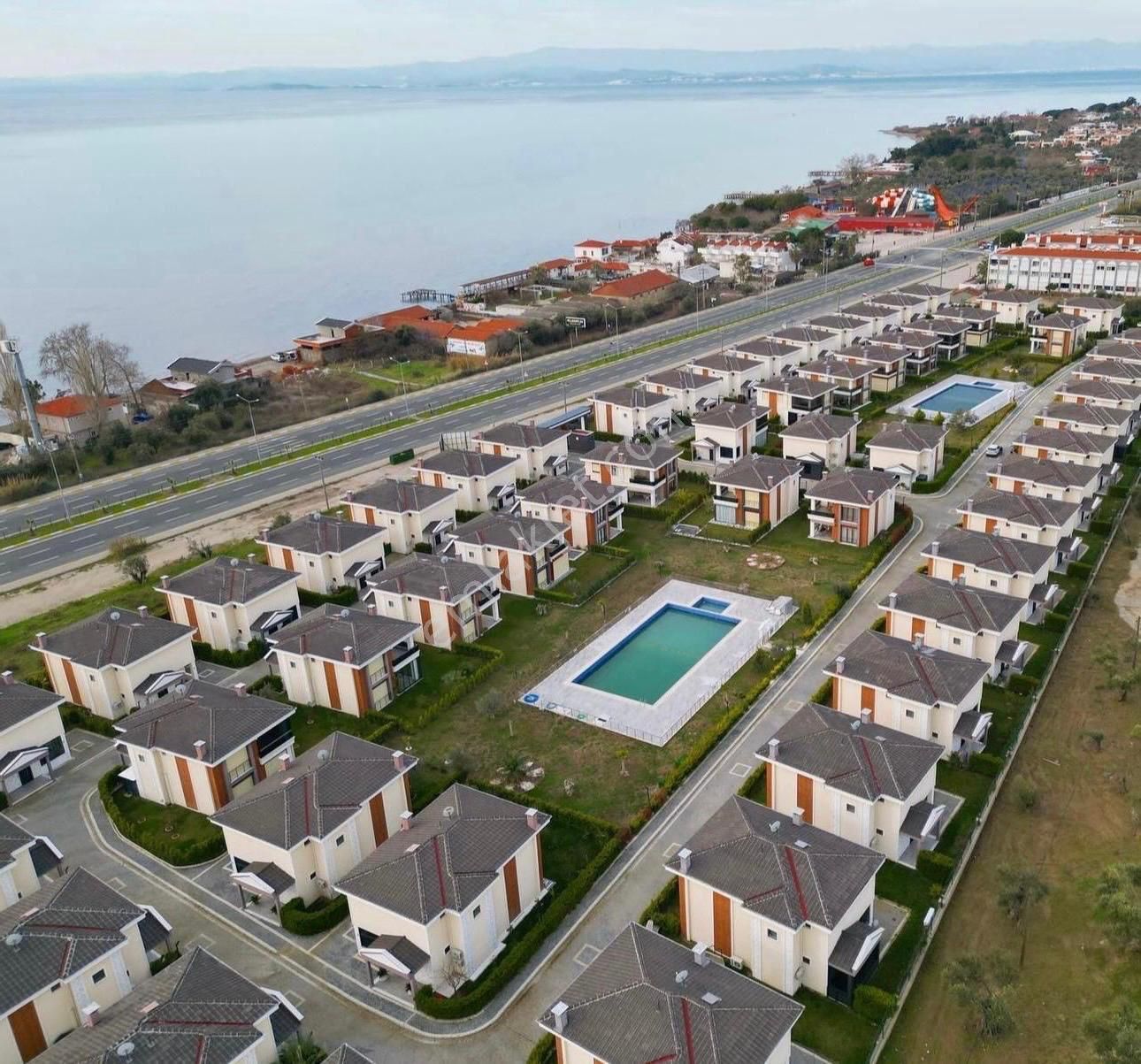 Edremit Narlı Satılık Villa Denize 30m Mesafede Narlıaltında Güvenlikli - Havuzlu Site İçerisinde Müstakil Villa