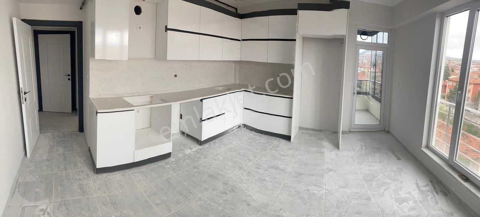 Kale Mahallesi Cengiz Topel Caddesinde Cadde Üzeri Sıfır 3+1 Daire